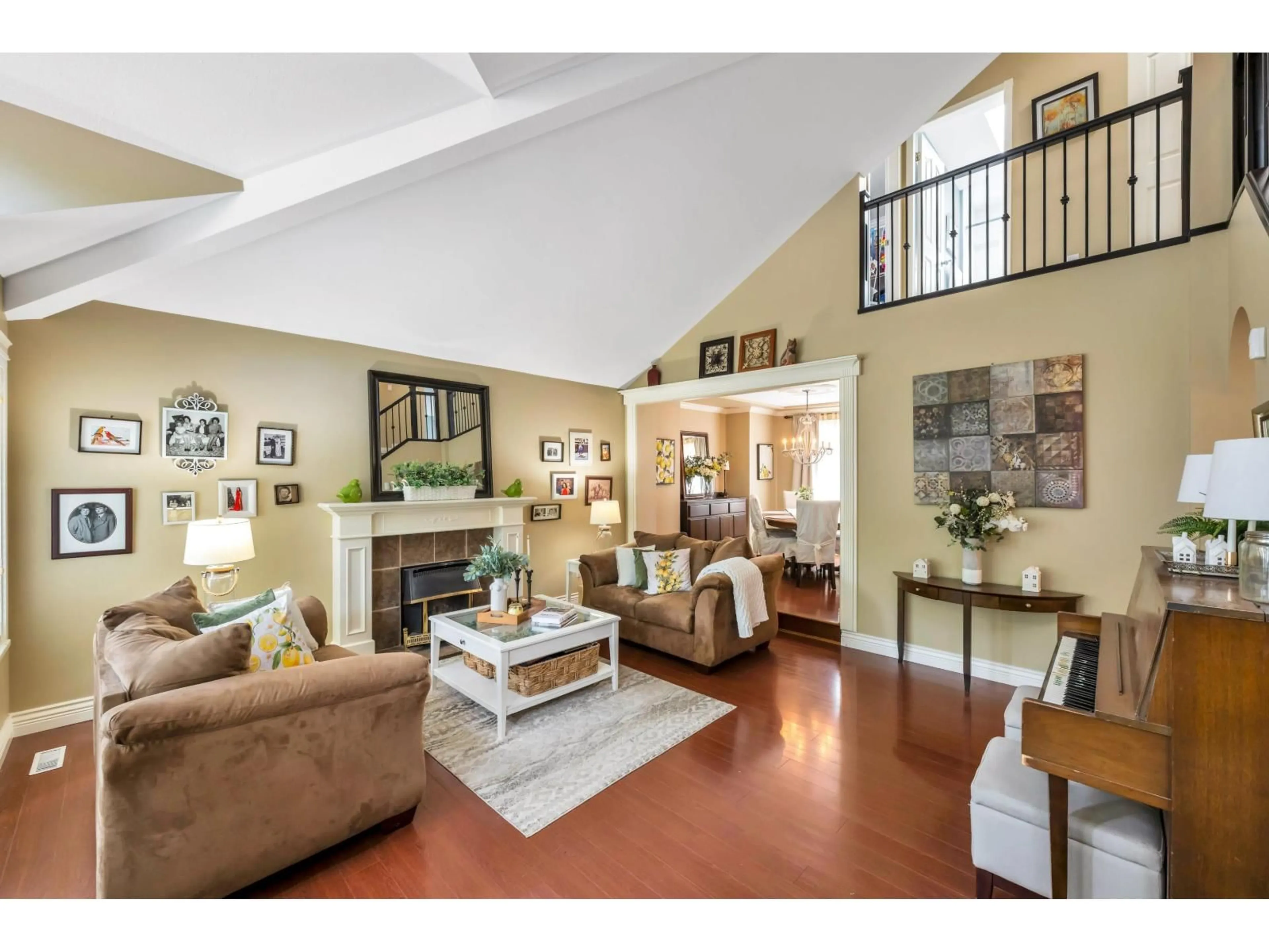 Living room with furniture, wood/laminate floor for 6114 187A STREET, Surrey British Columbia V3S7R6