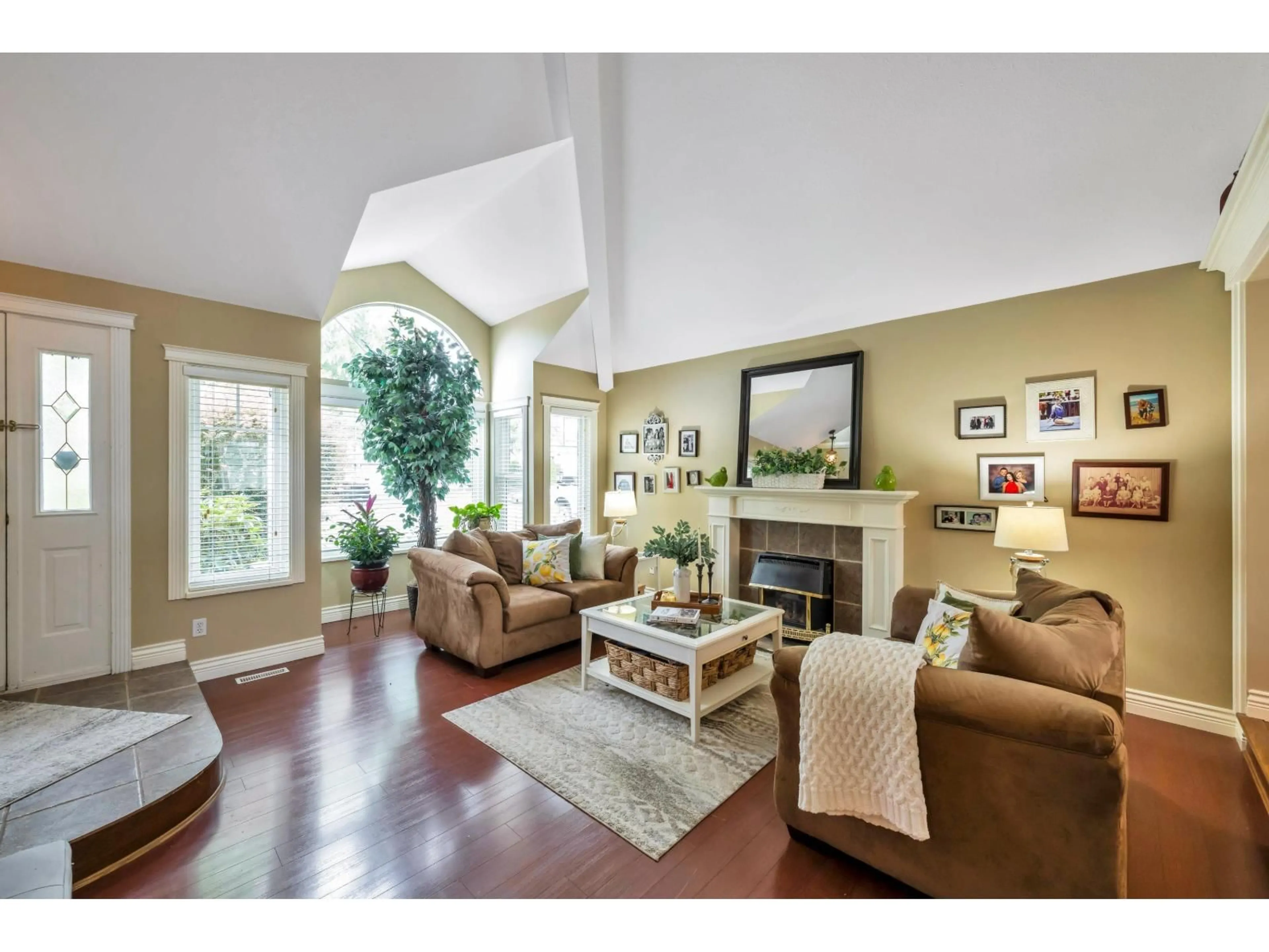 Living room with furniture, wood/laminate floor for 6114 187A STREET, Surrey British Columbia V3S7R6