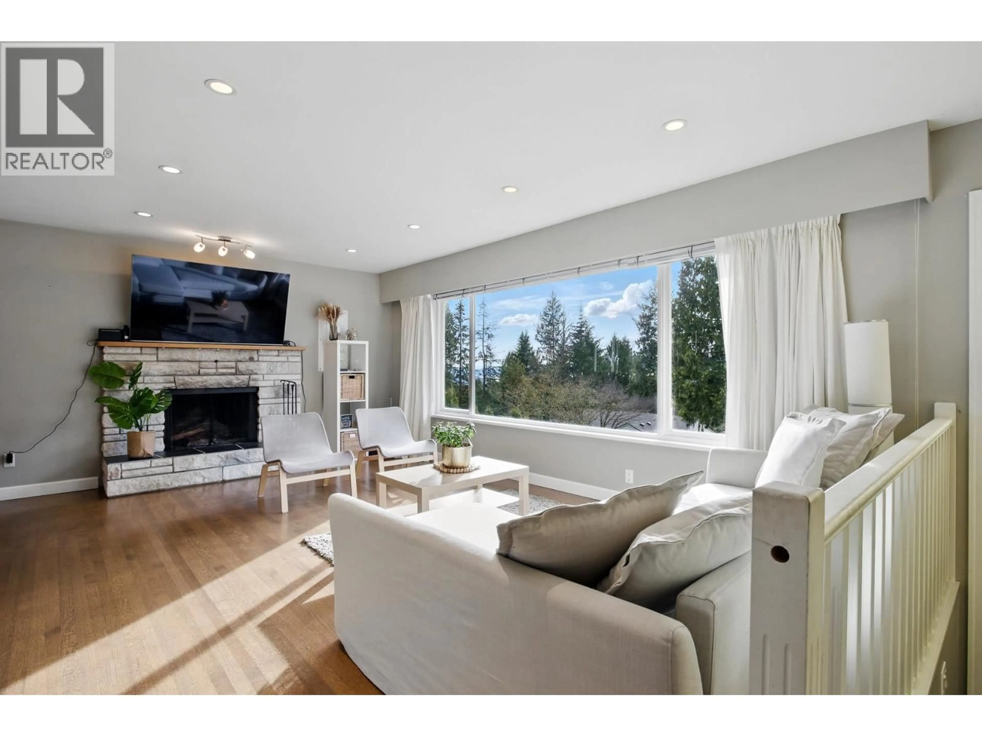 Living room with furniture, unknown for 4938 REDONDA DRIVE, North Vancouver British Columbia V7R3J9