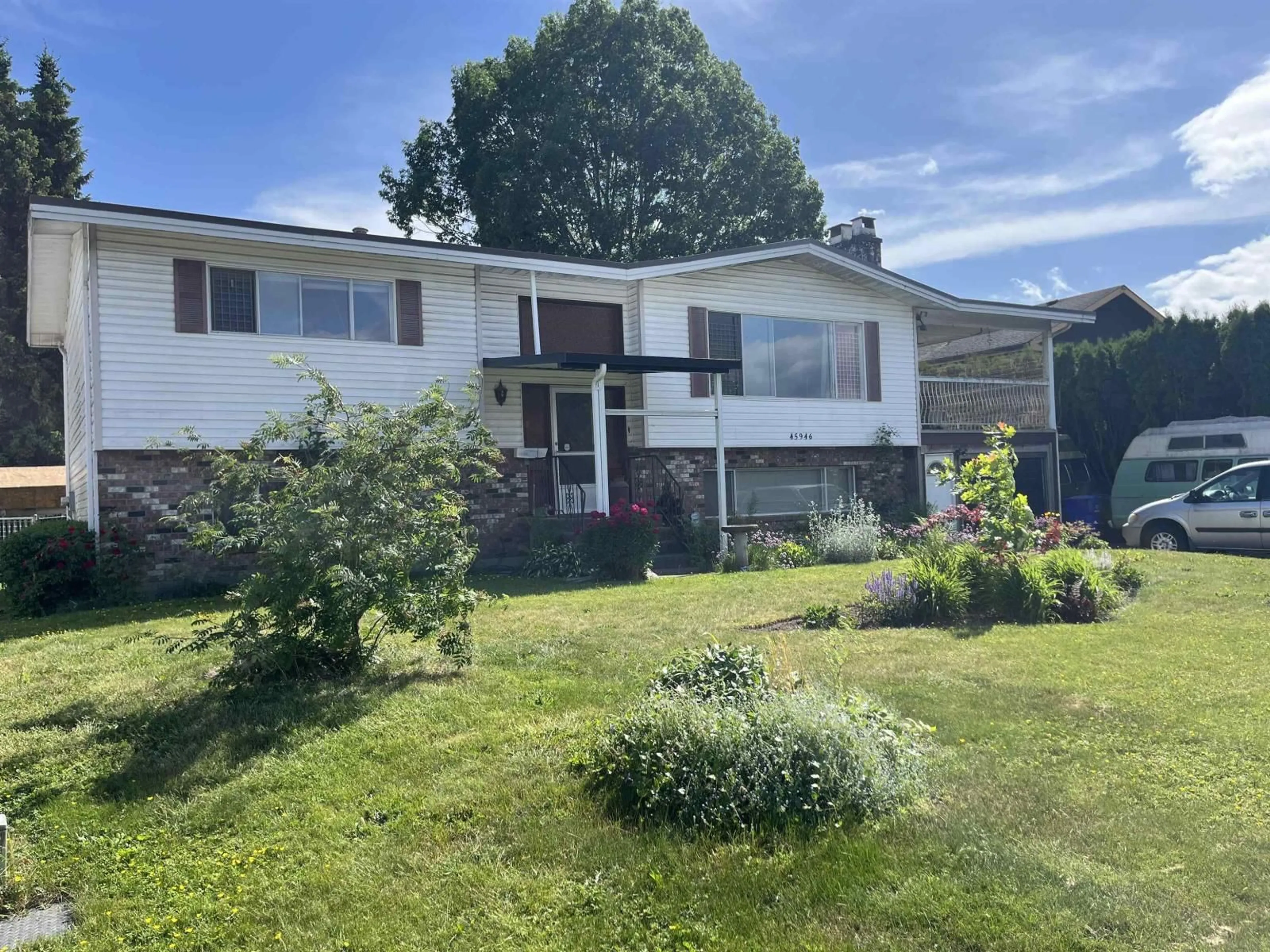 A pic from outside/outdoor area/front of a property/back of a property/a pic from drone, mountain view for 45946 SILVER AVENUE, Chilliwack British Columbia V2R1Z2