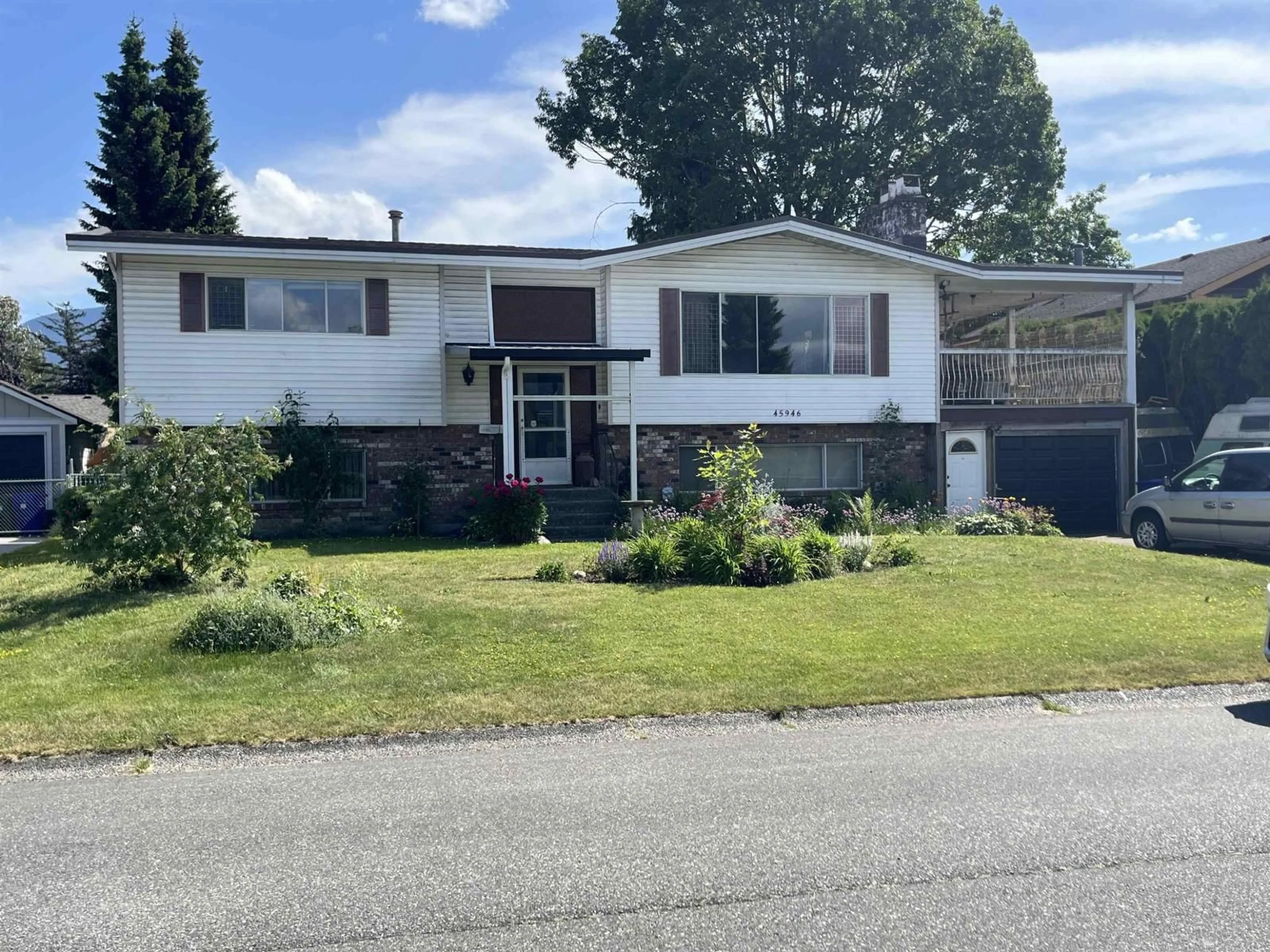 Home with vinyl exterior material, street for 45946 SILVER AVENUE, Chilliwack British Columbia V2R1Z2