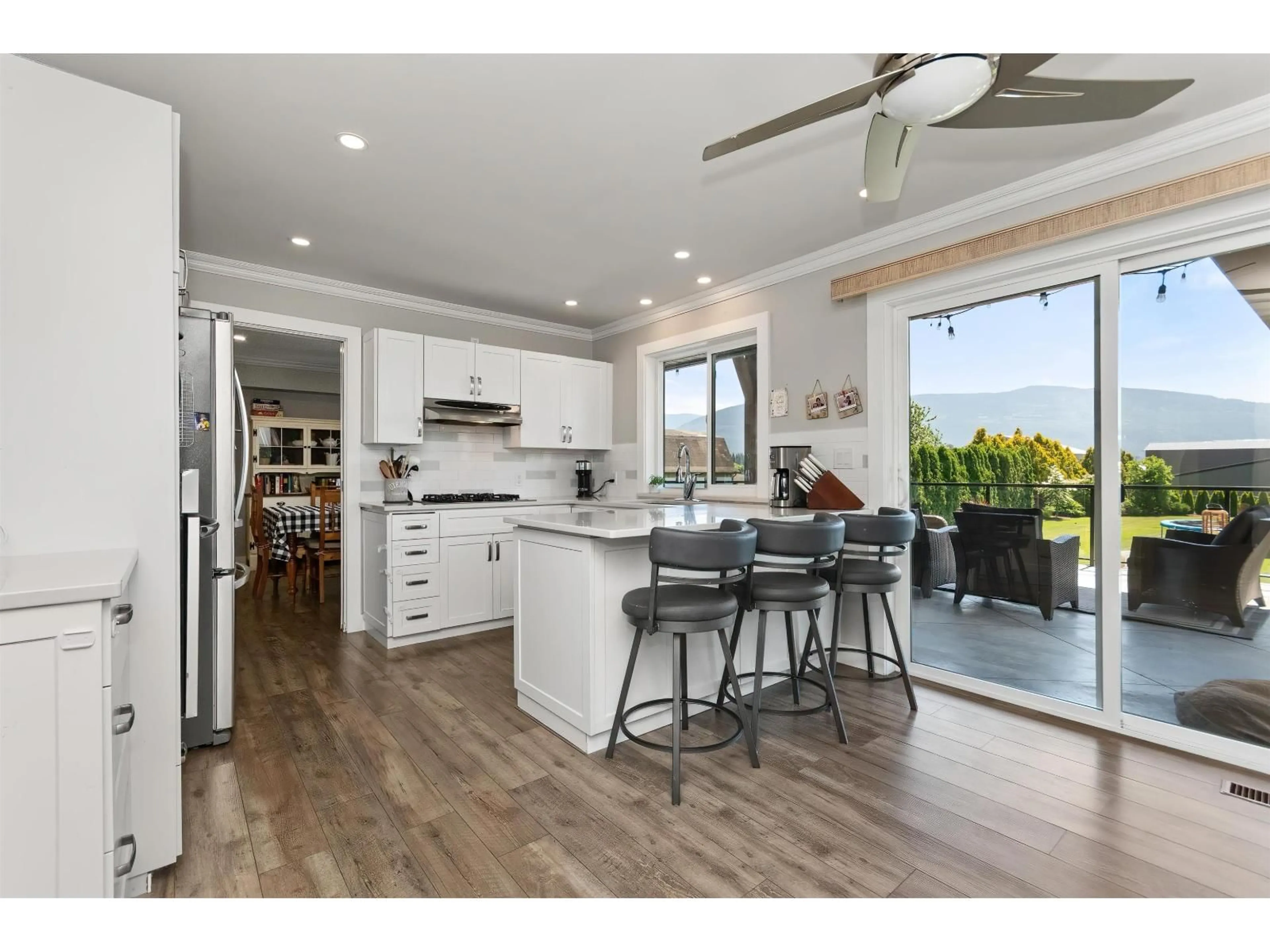 Open concept kitchen, wood/laminate floor for 41670 SOUTH SUMAS ROAD, Sardis - Greendale British Columbia V2R4K6