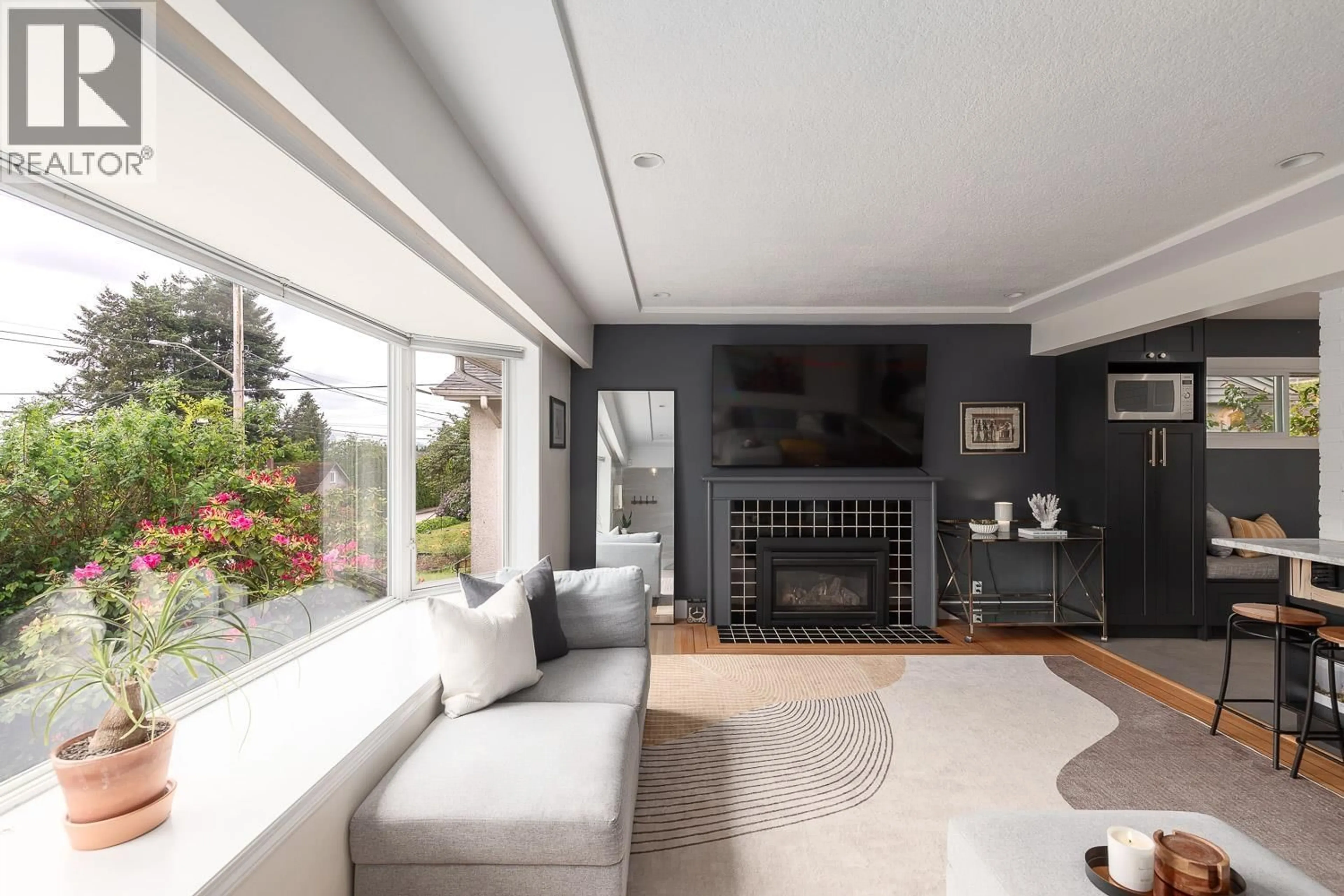 Living room with furniture, unknown for 513 GARRETT STREET, New Westminster British Columbia V3L3S5