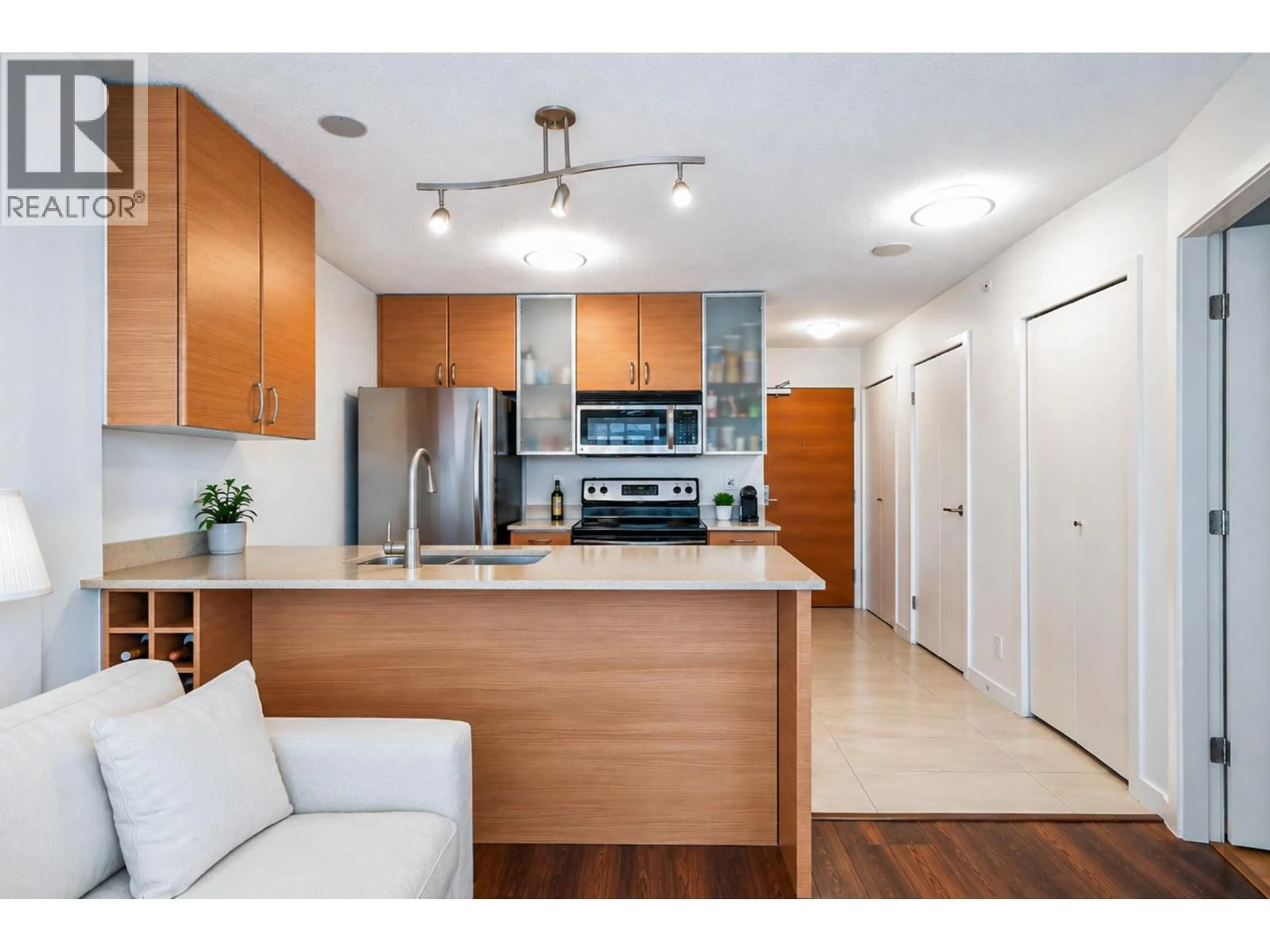 Open concept kitchen, wood/laminate floor for 1405 - 909 MAINLAND STREET, Vancouver British Columbia V6B1S3