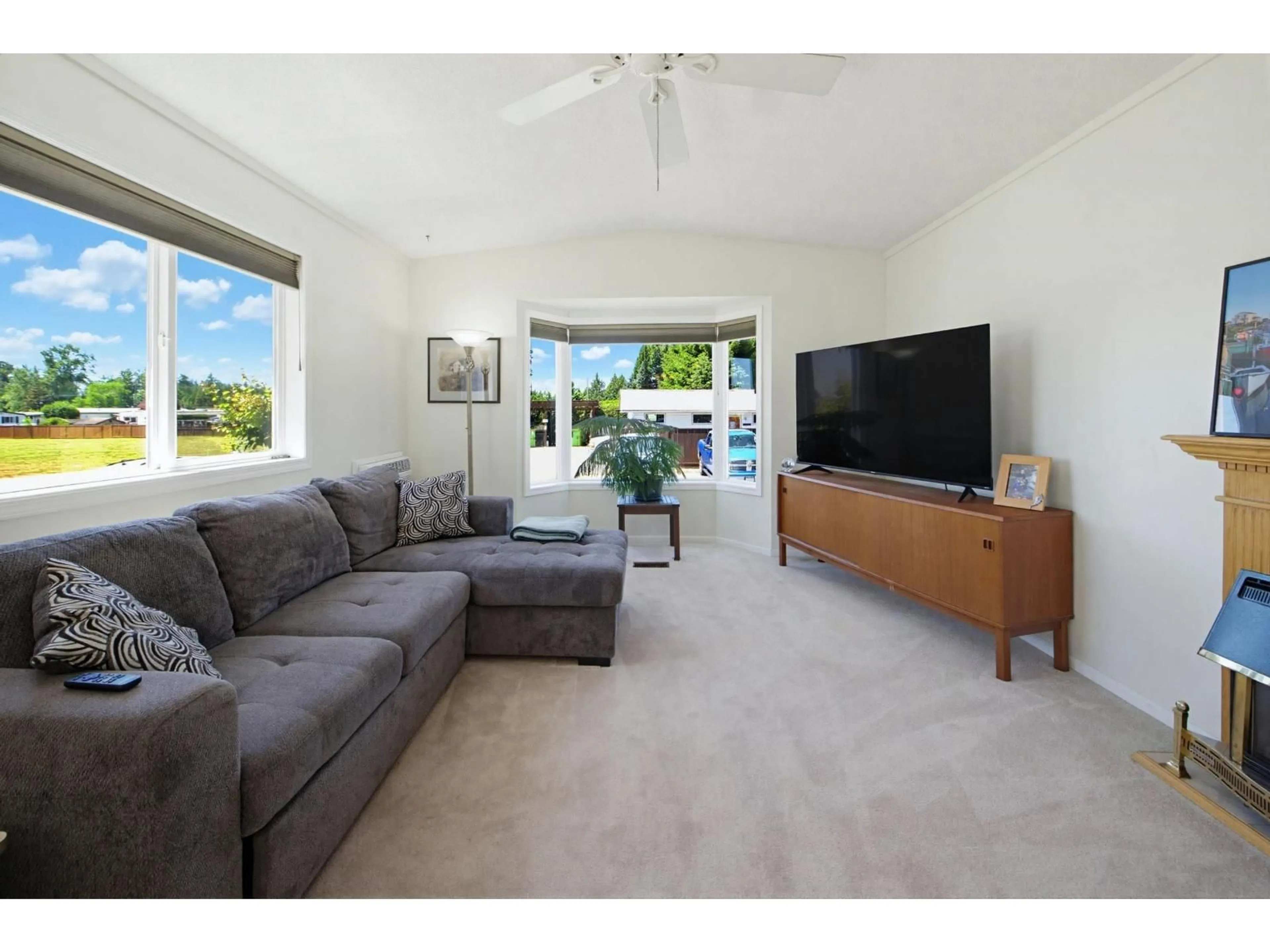 Living room with furniture, unknown for 250 - 27111 0 AVENUE, Langley British Columbia V4W2T6