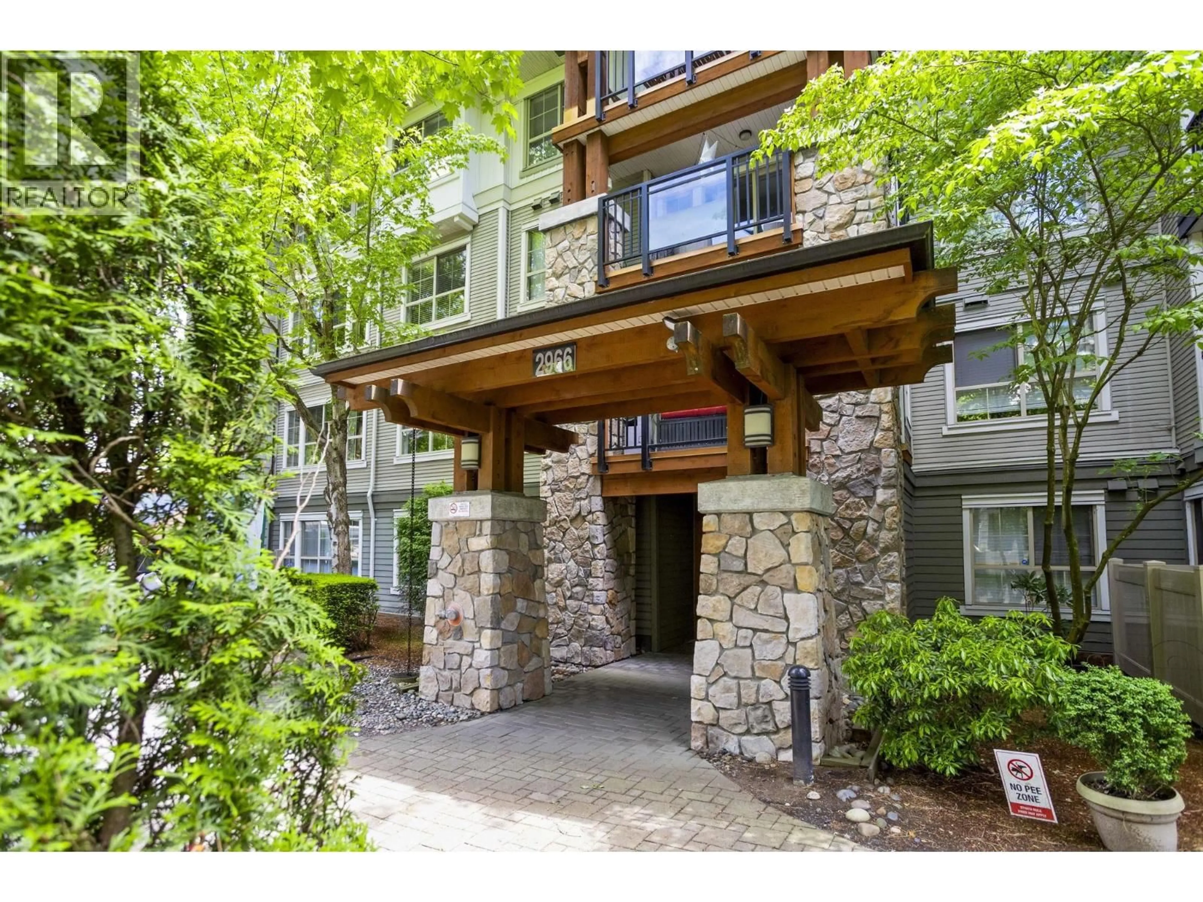 Indoor foyer for 301 - 2966 SILVER SPRINGS BOULEVARD, Coquitlam British Columbia V3E3S1