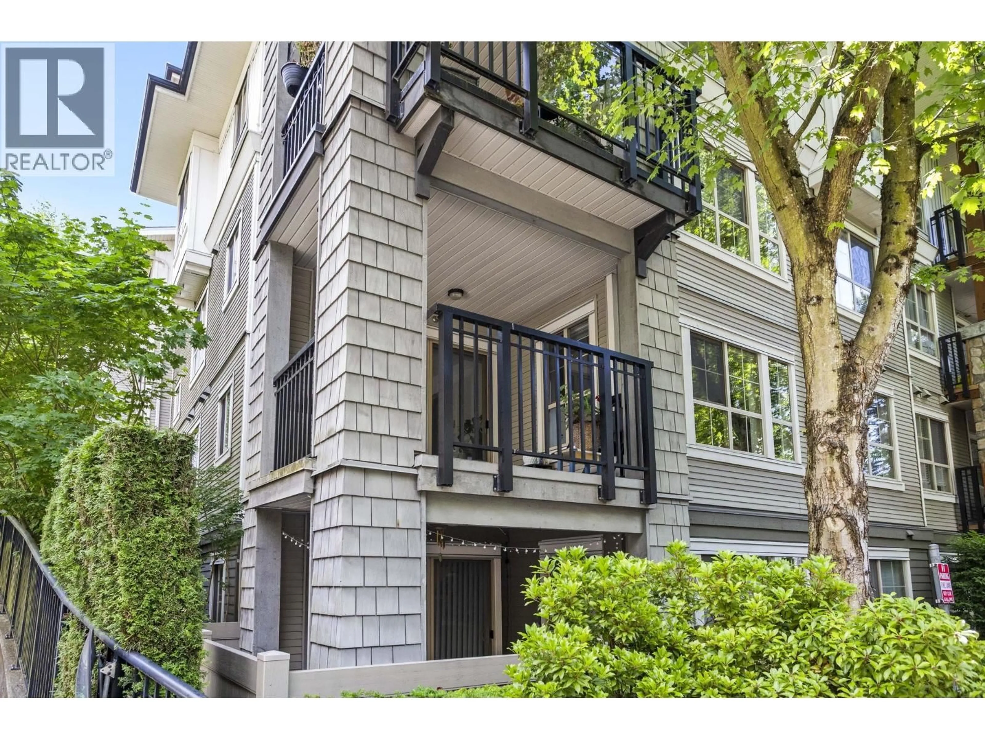 Home with vinyl exterior material, street for 301 - 2966 SILVER SPRINGS BOULEVARD, Coquitlam British Columbia V3E3S1