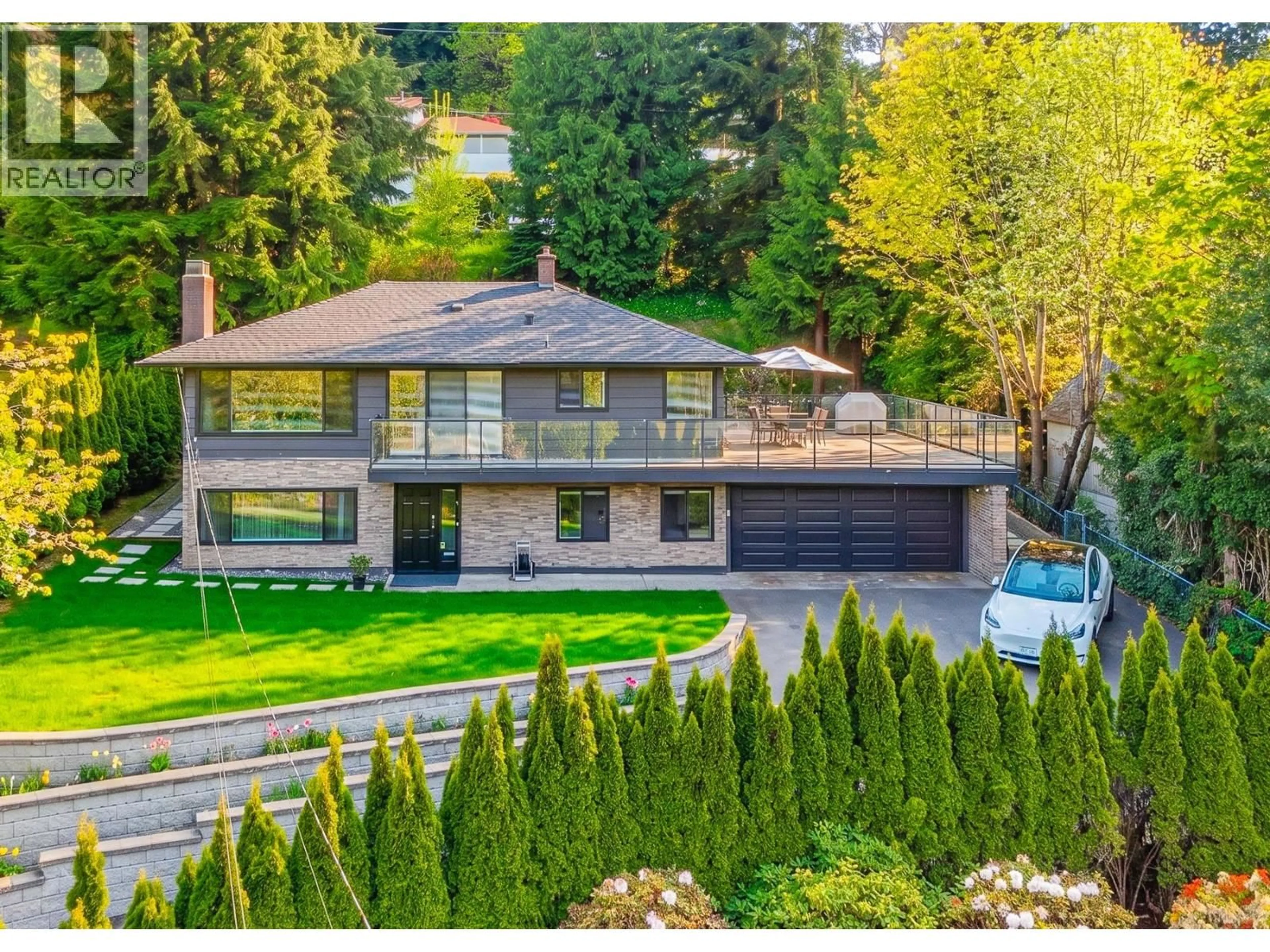 A pic from outside/outdoor area/front of a property/back of a property/a pic from drone, unknown for 880 JEFFERSON AVENUE, West Vancouver British Columbia V7T2A4
