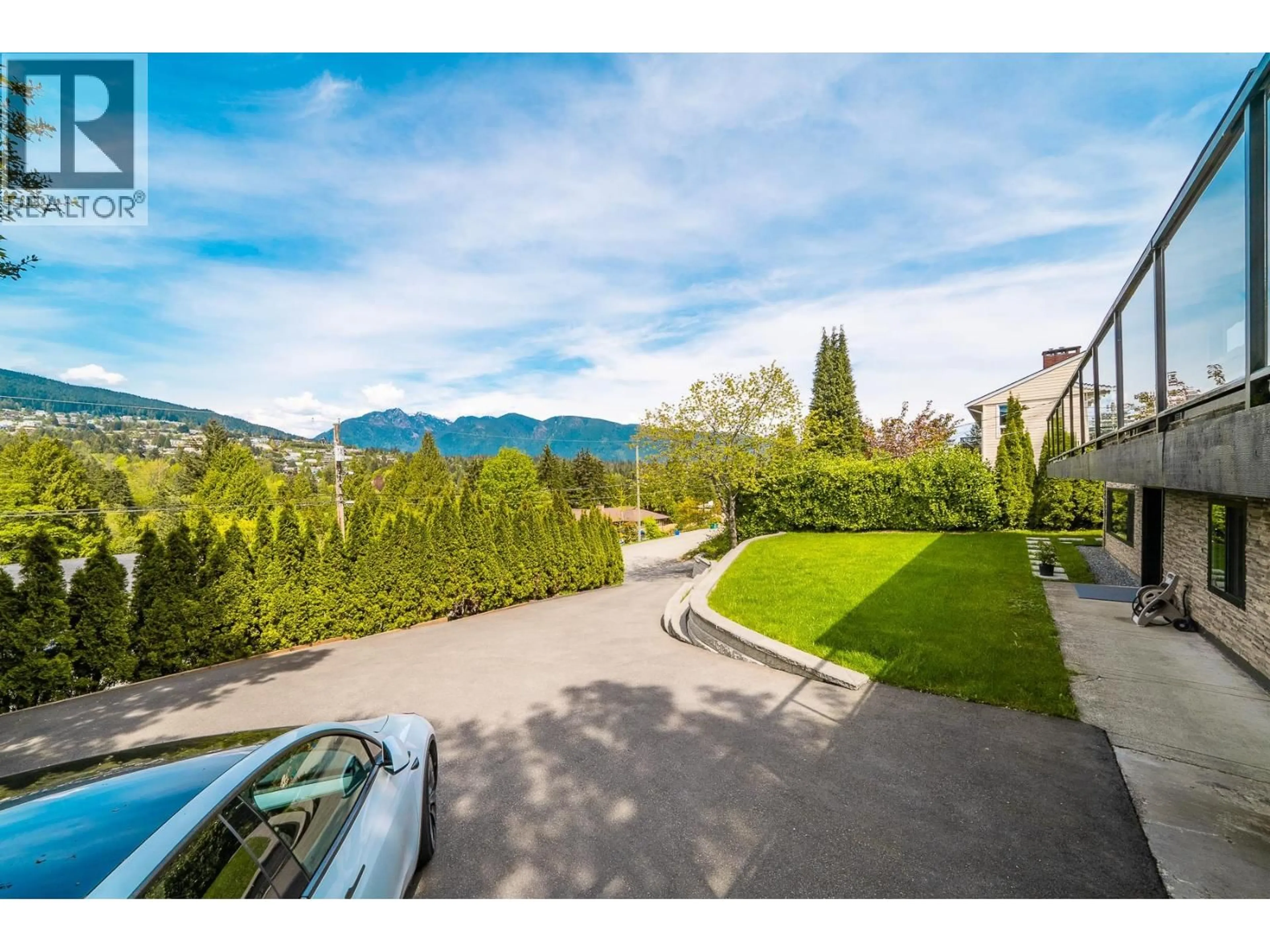 A pic from outside/outdoor area/front of a property/back of a property/a pic from drone, mountain view for 880 JEFFERSON AVENUE, West Vancouver British Columbia V7T2A4