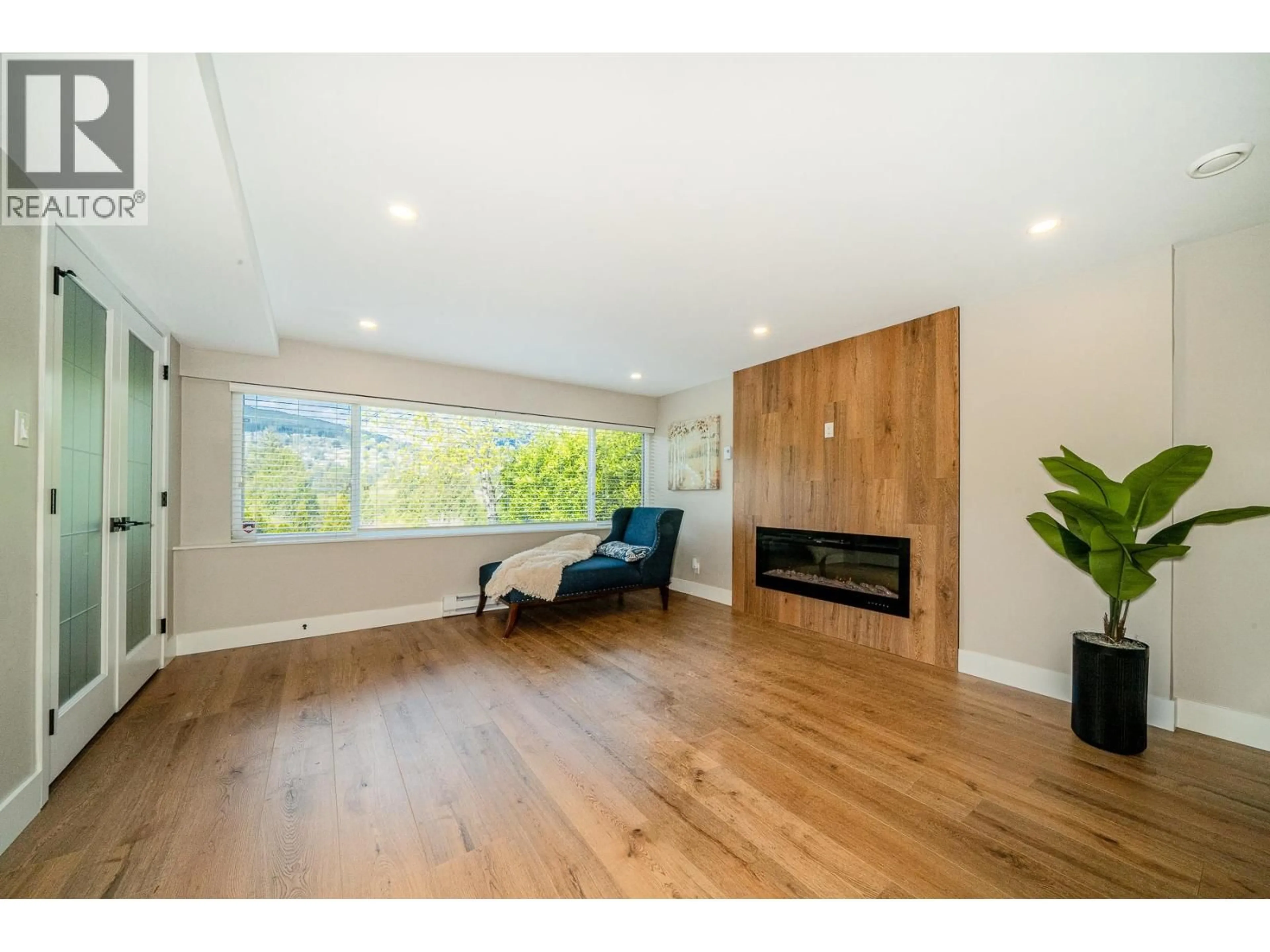Living room with furniture, wood/laminate floor for 880 JEFFERSON AVENUE, West Vancouver British Columbia V7T2A4