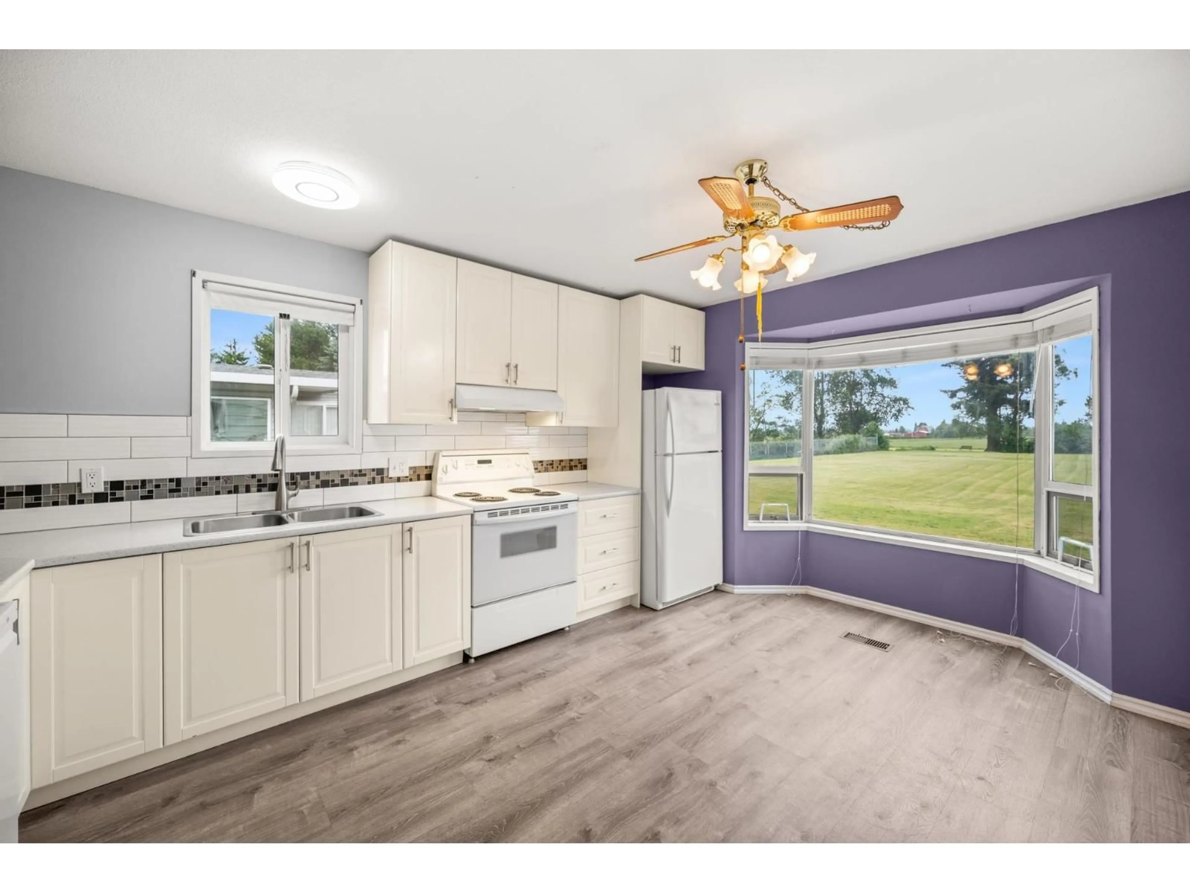 Open concept kitchen, unknown for 147 - 27111 0 AVENUE, Langley British Columbia V4W2T3