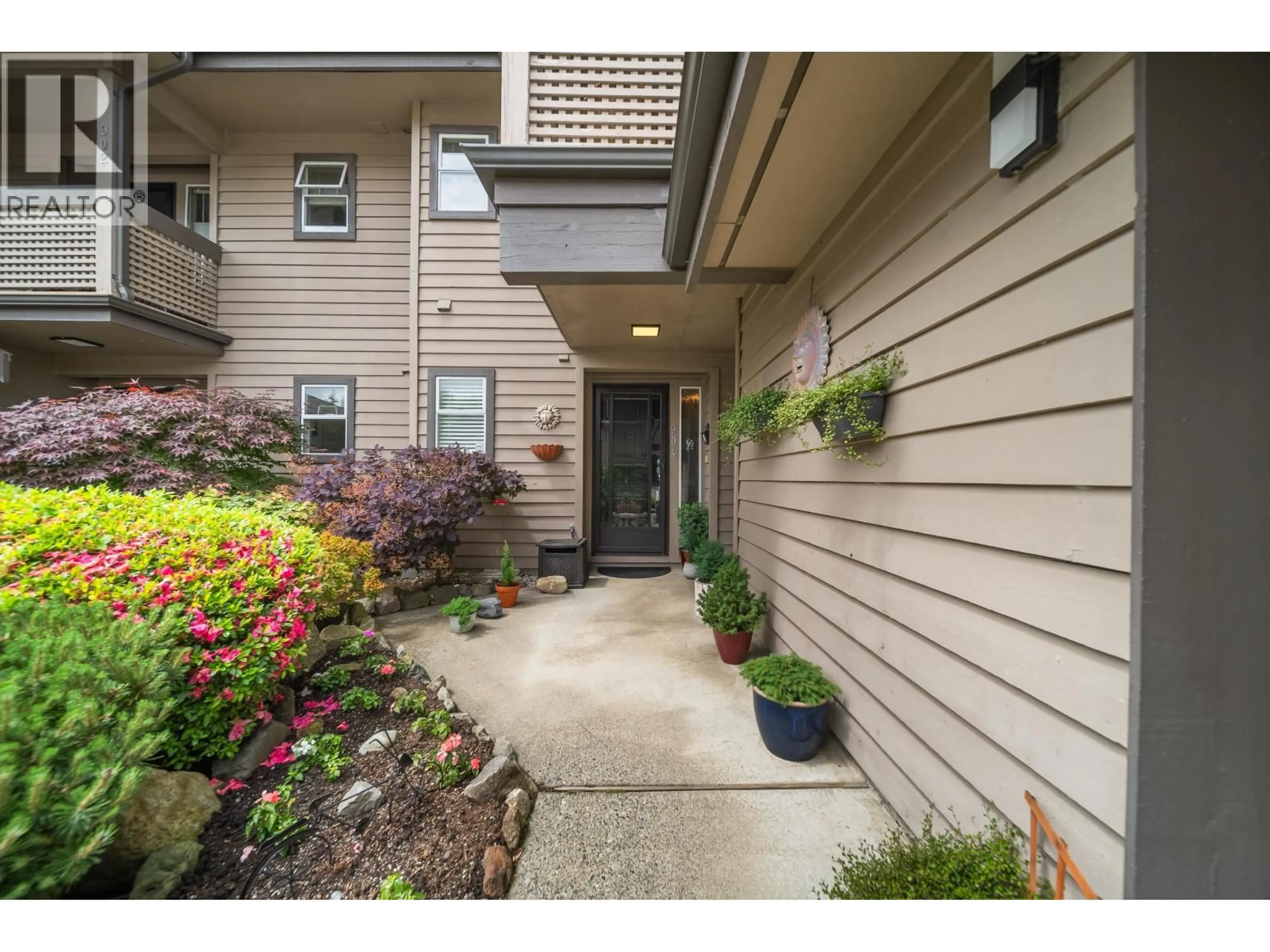 Indoor entryway for 904 ROCHE POINT DRIVE, North Vancouver British Columbia V7H2T5