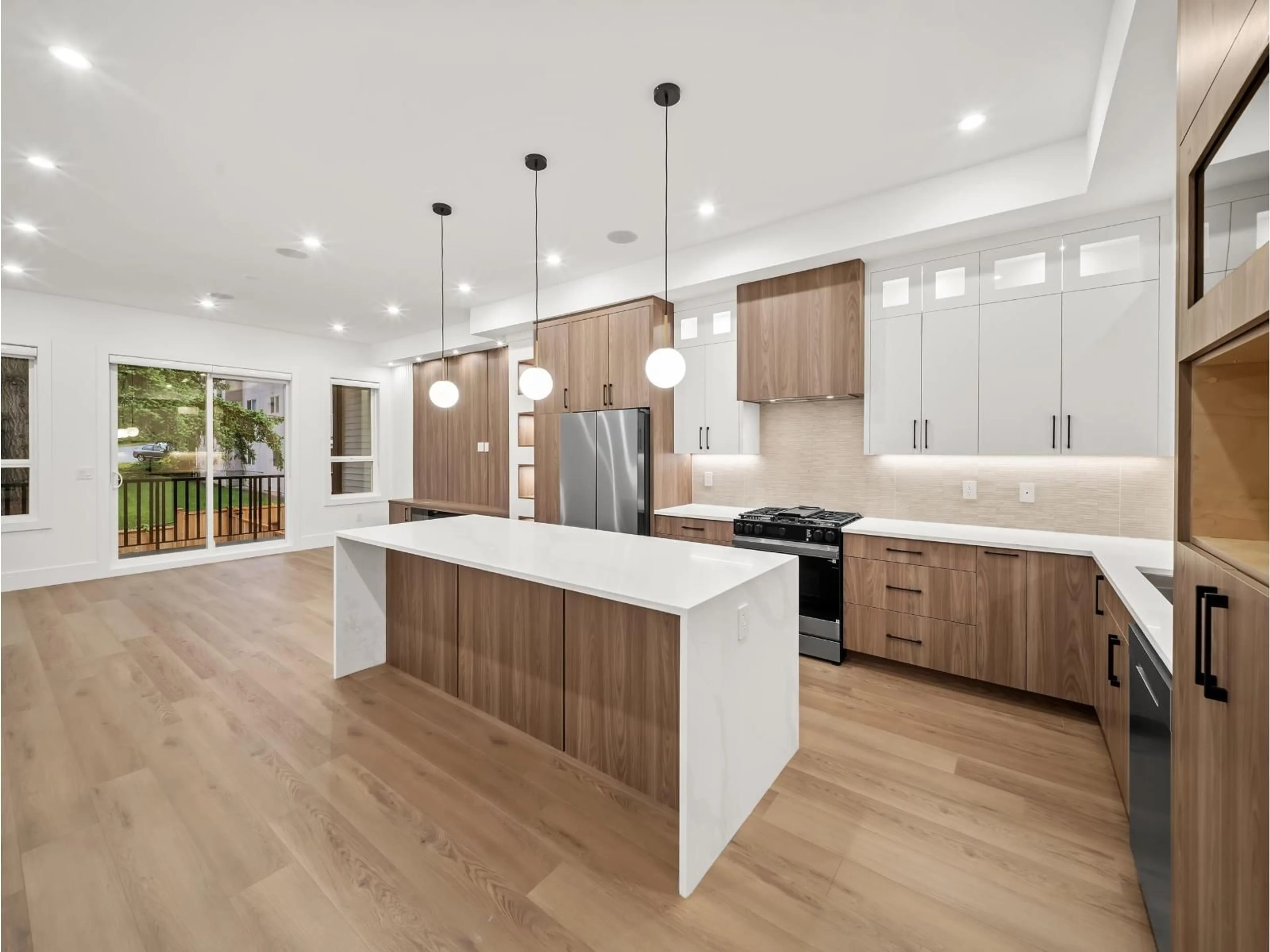 Open concept kitchen, wood/laminate floor for 102 - 11480 138A STREET, Surrey British Columbia V3R0J3
