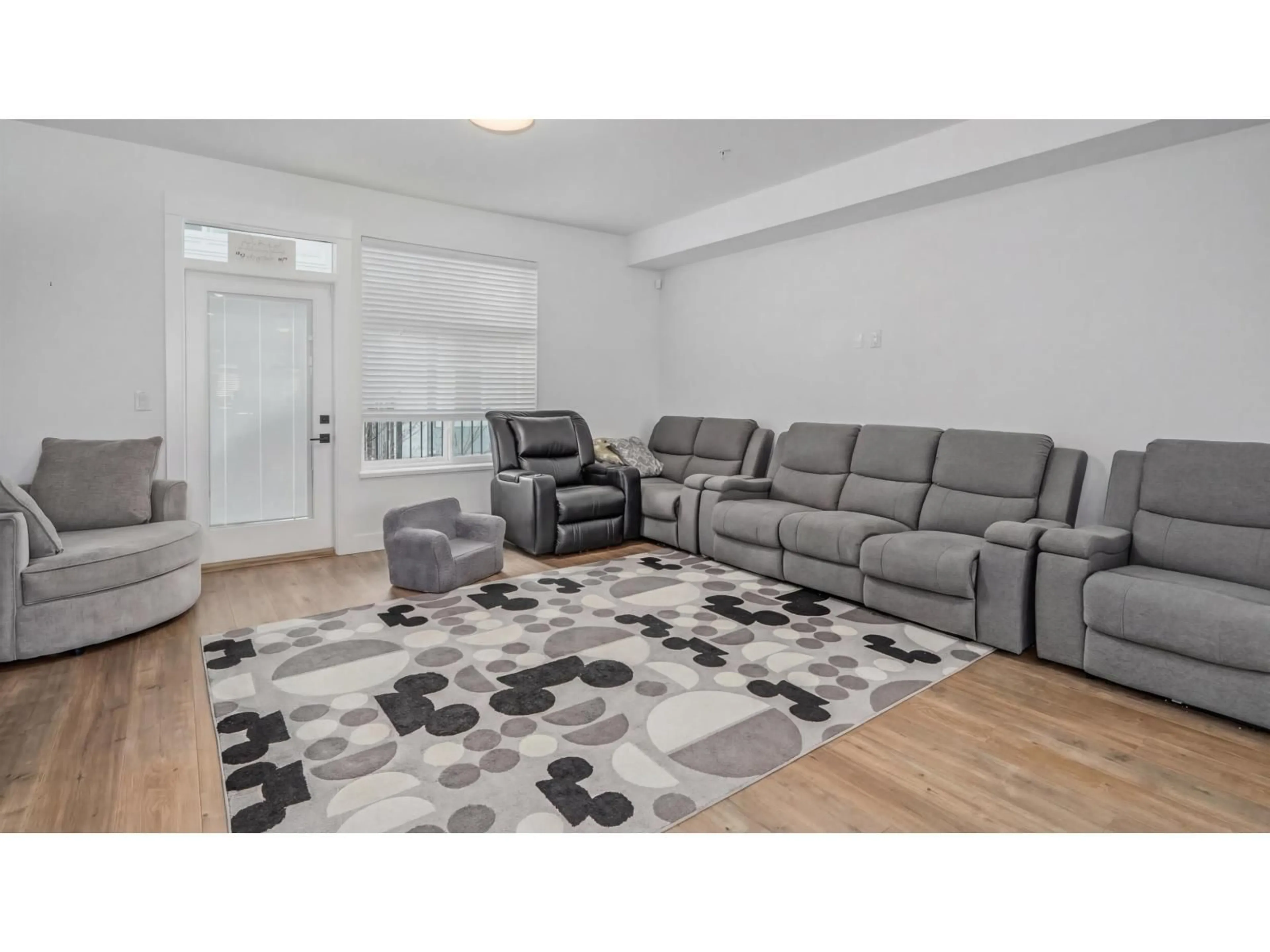 Living room with furniture, unknown for 17 - 21688 52 AVENUE, Langley British Columbia V2Y4K9