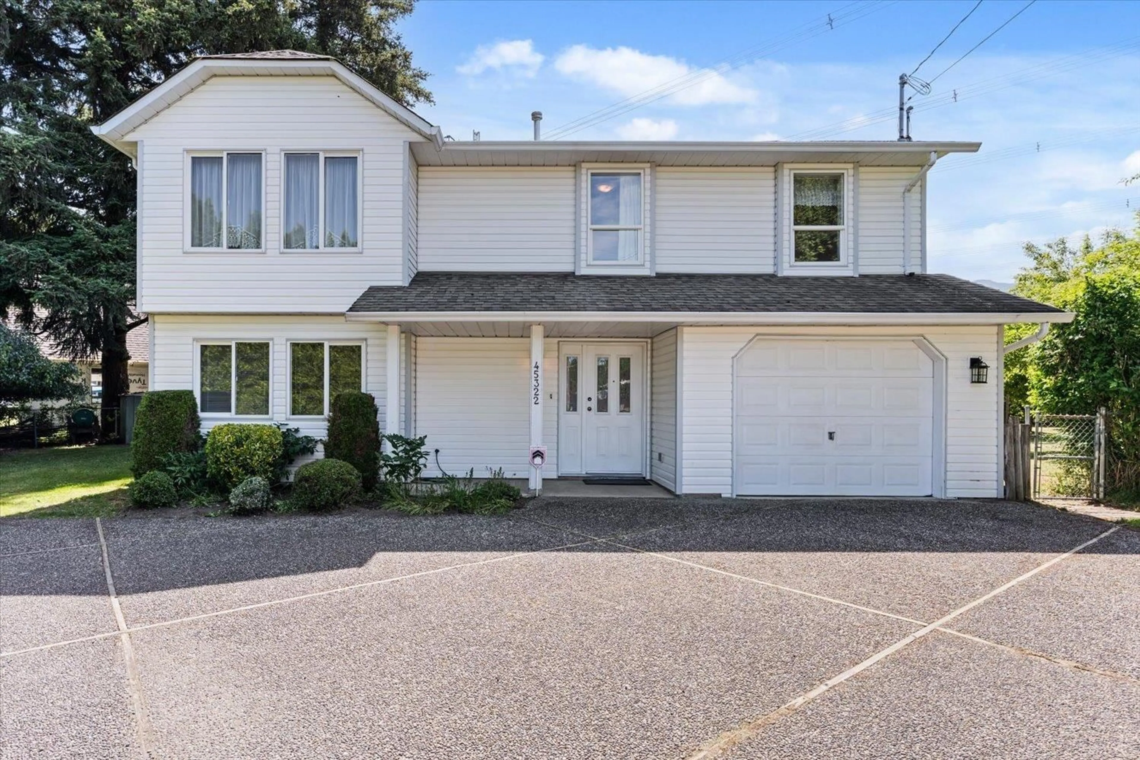 Home with vinyl exterior material, street for 45322 BALMORAL AVENUE, Chilliwack British Columbia V2R2M4