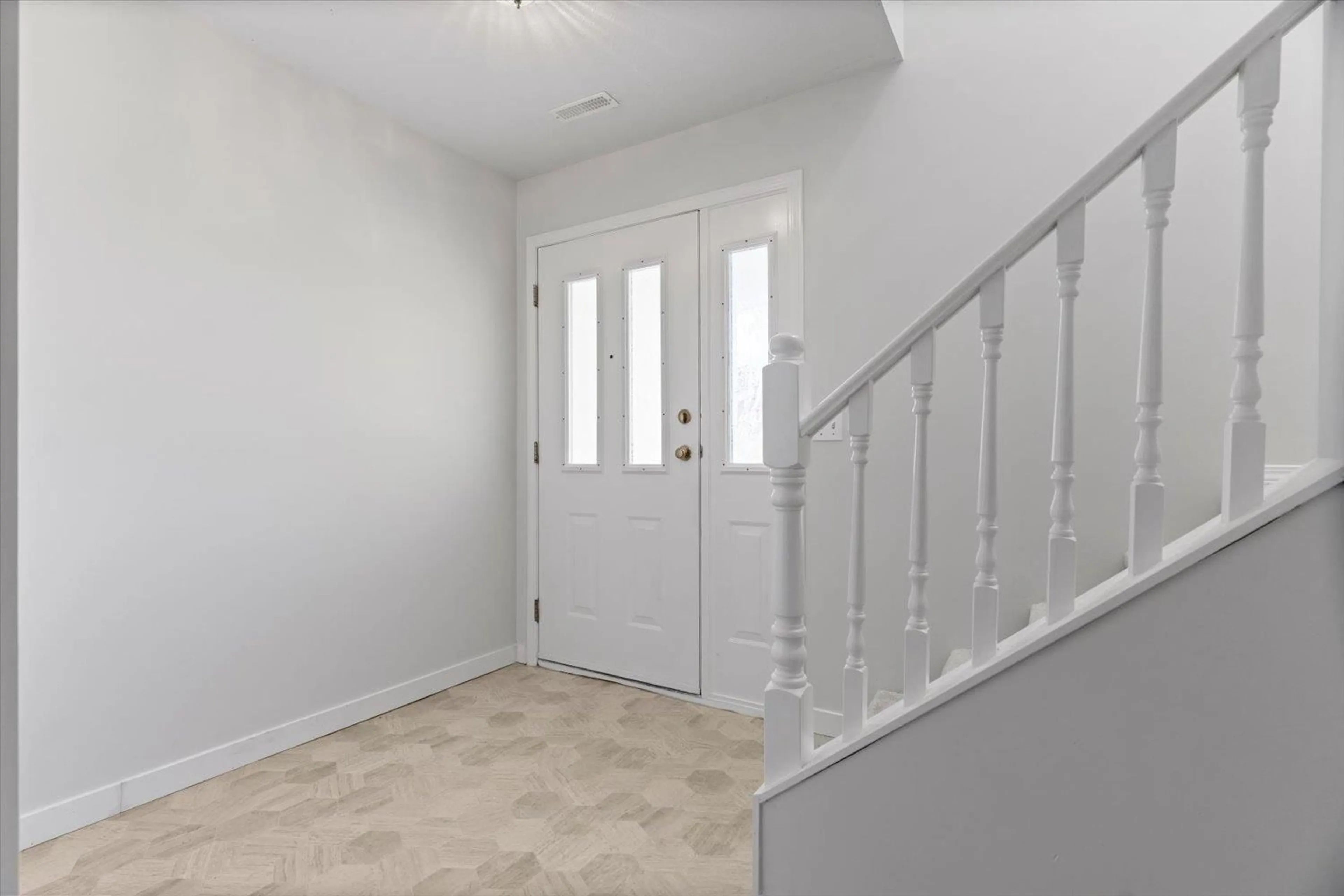 Indoor entryway for 45322 BALMORAL AVENUE, Chilliwack British Columbia V2R2M4