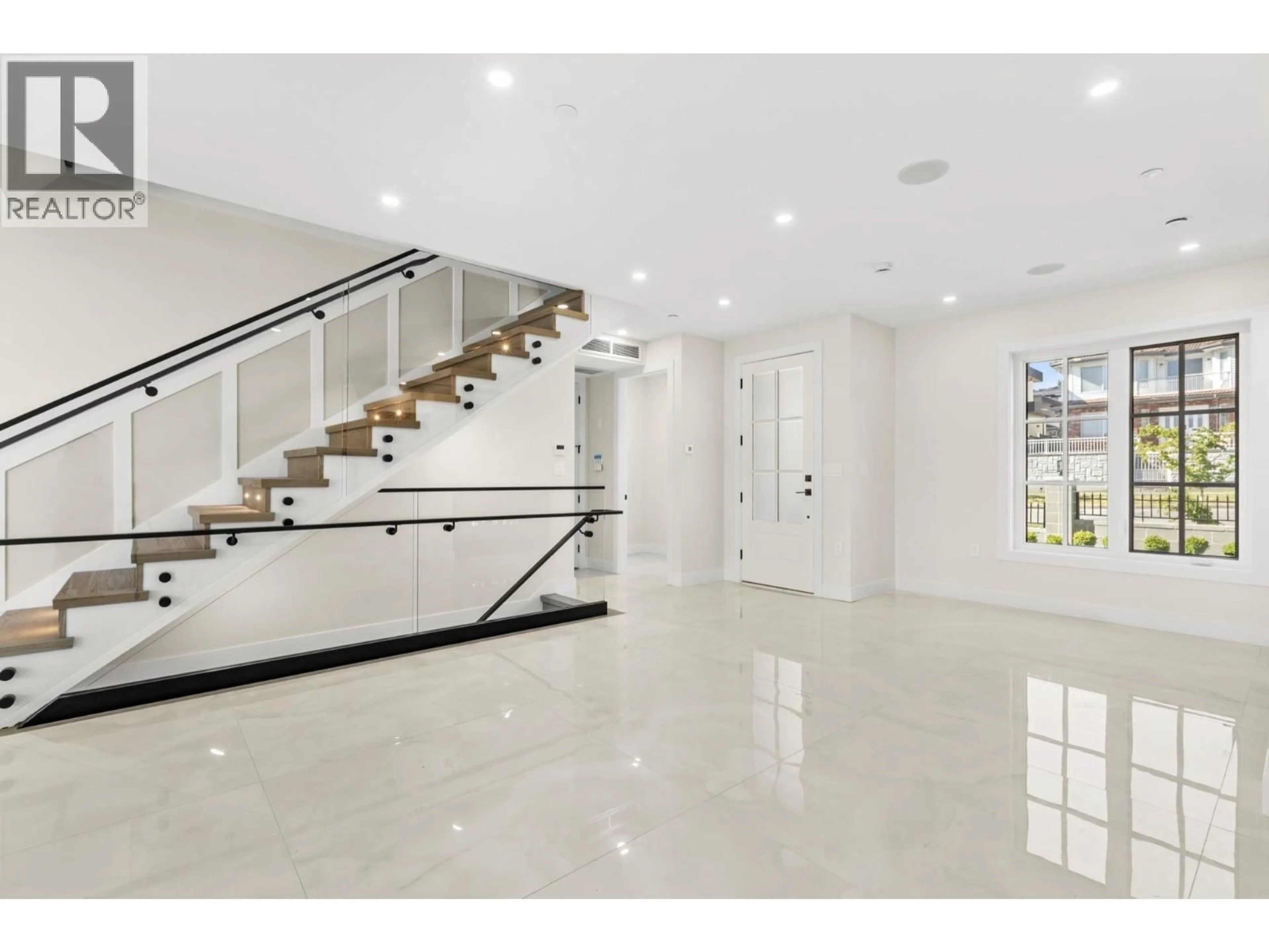 Indoor foyer for 134 63RD AVENUE, Vancouver British Columbia V5X2J6