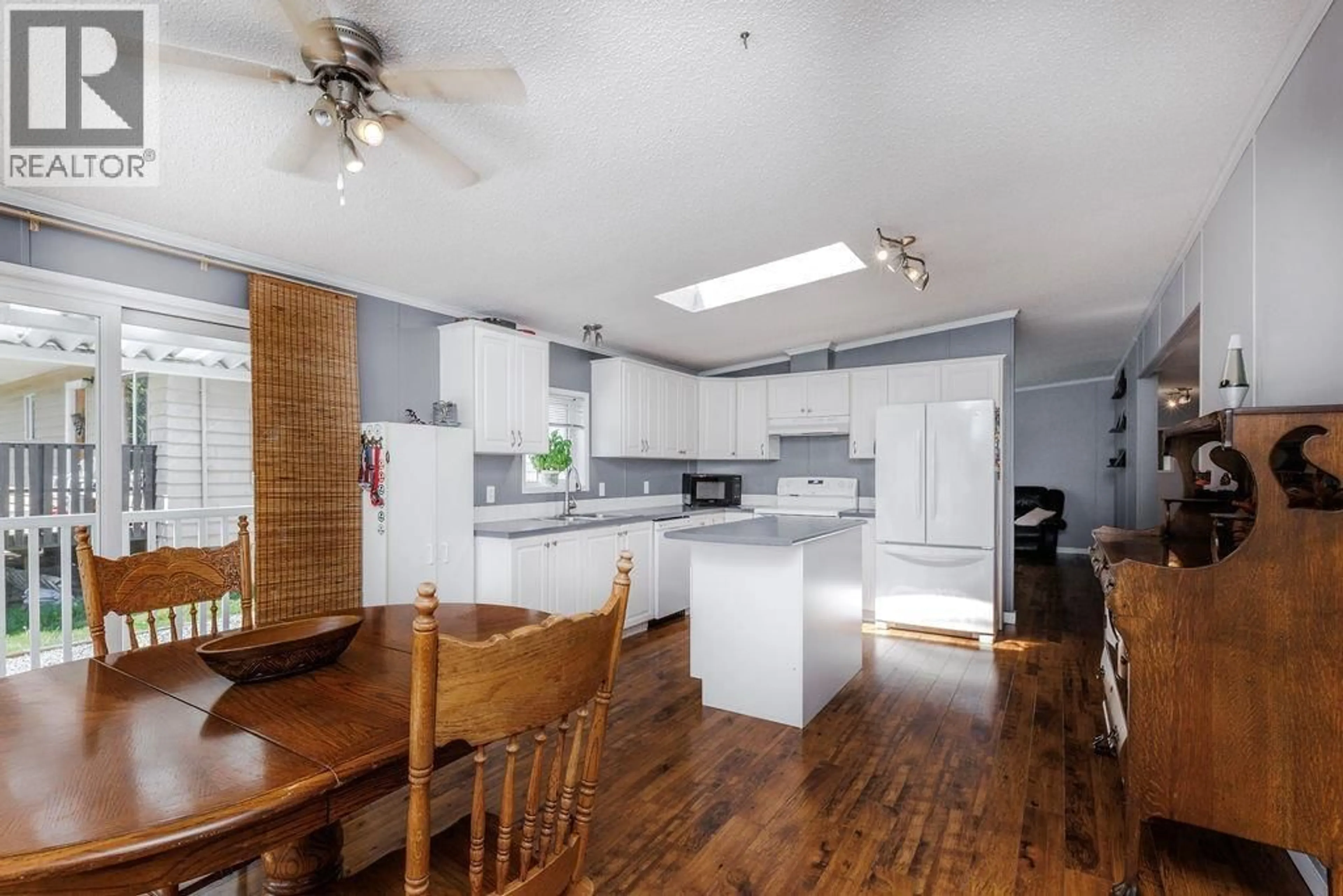 Open concept kitchen, wood/laminate floor for 760 HILLCREST ROAD, Gibsons British Columbia V0N1V9