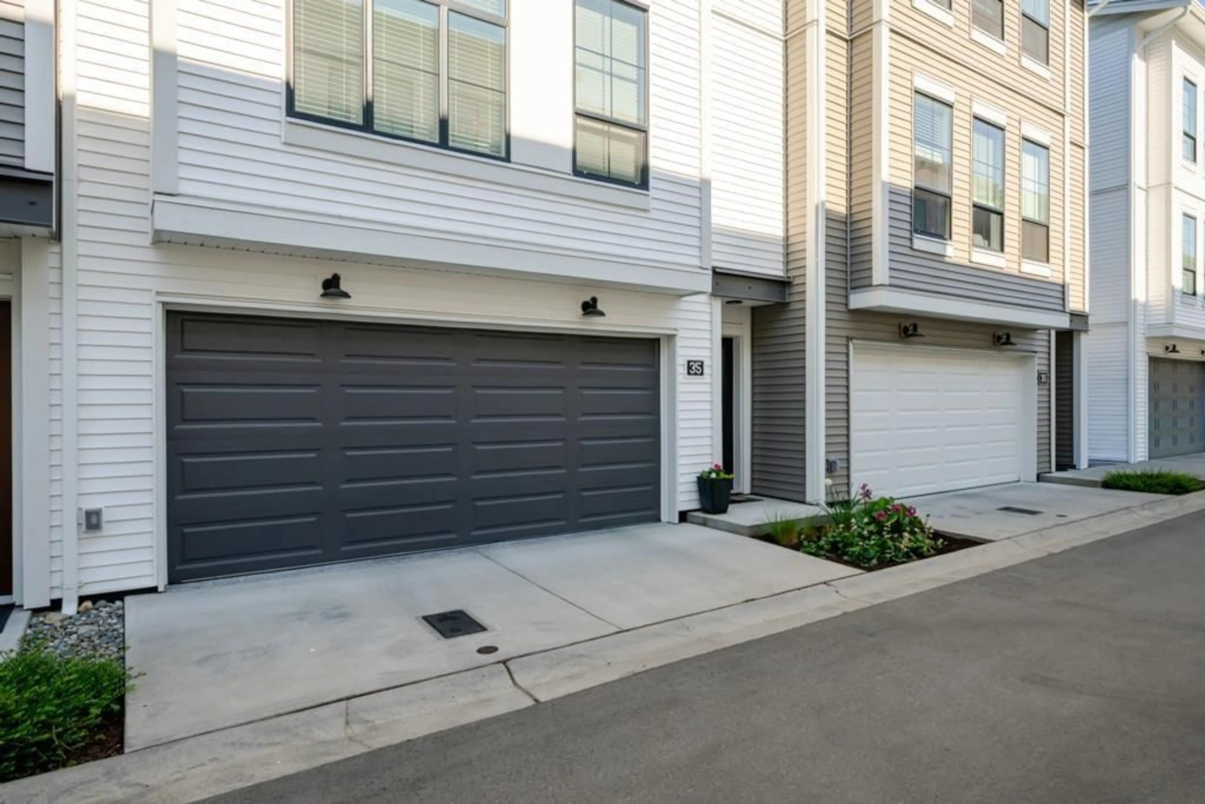 Indoor garage for 35 - 2774 MONTROSE AVENUE, Abbotsford British Columbia V2S0N4