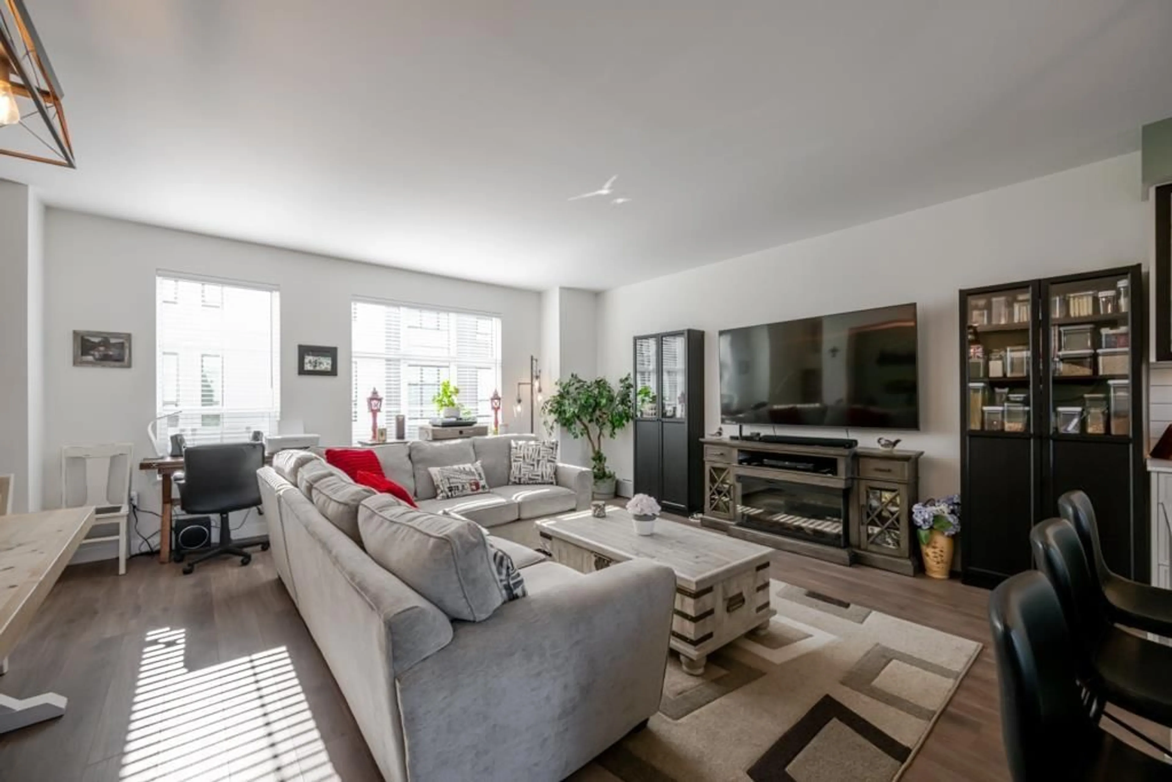 Living room with furniture, unknown for 35 - 2774 MONTROSE AVENUE, Abbotsford British Columbia V2S0N4