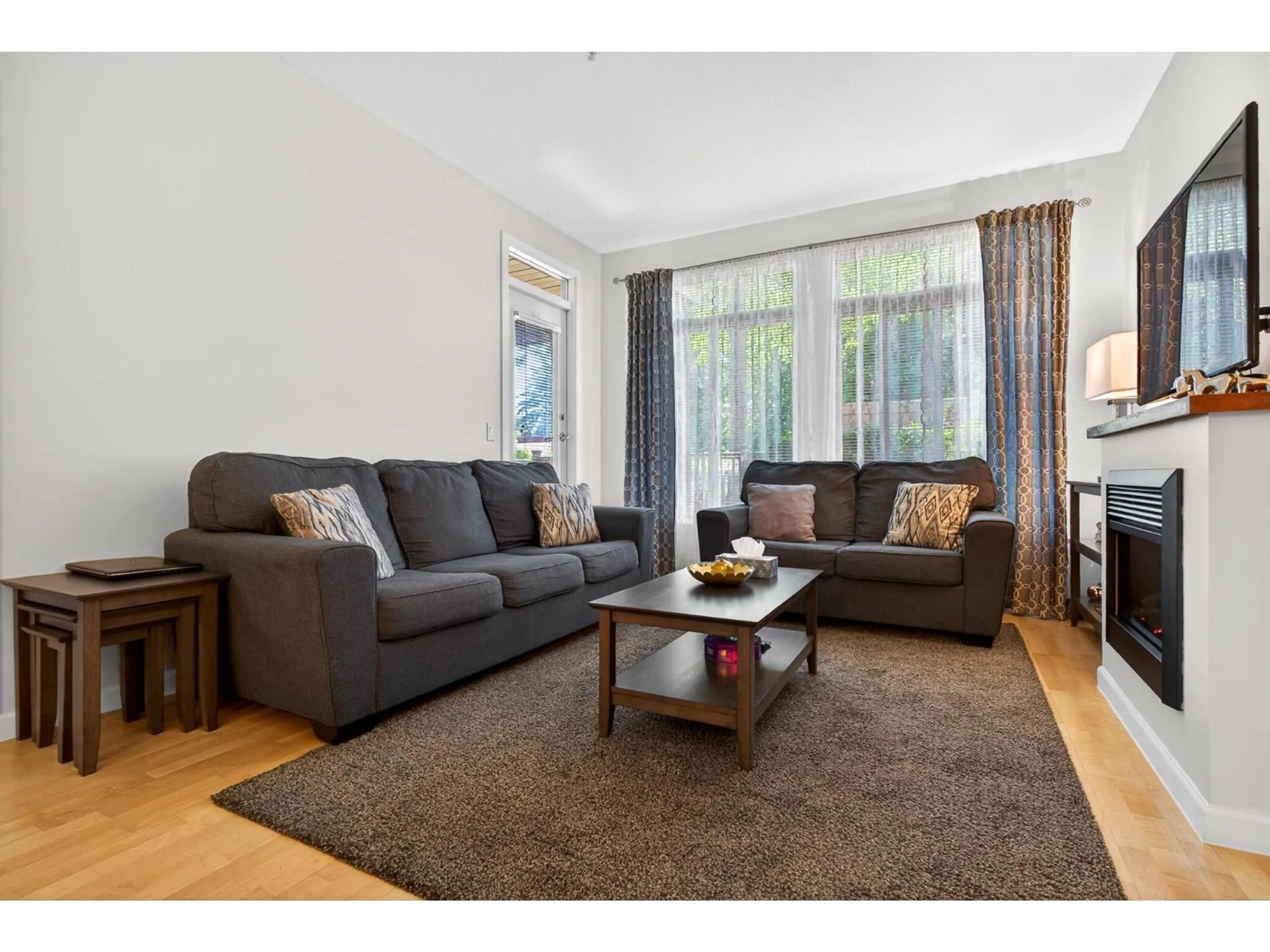 Living room with furniture, wood/laminate floor for 121 - 15385 101A AVENUE, Surrey British Columbia V3R0B4