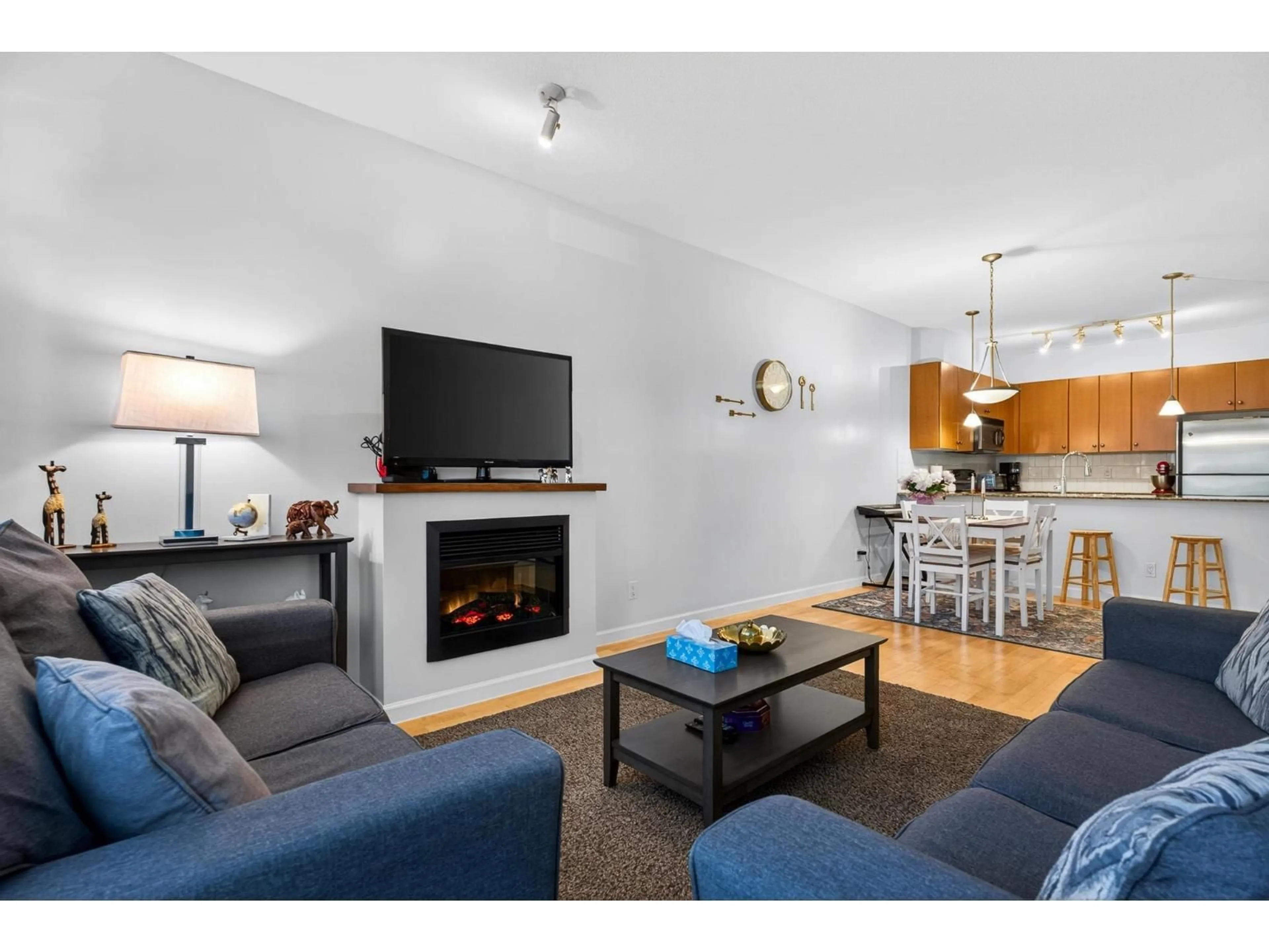 Living room with furniture, wood/laminate floor for 121 - 15385 101A AVENUE, Surrey British Columbia V3R0B4