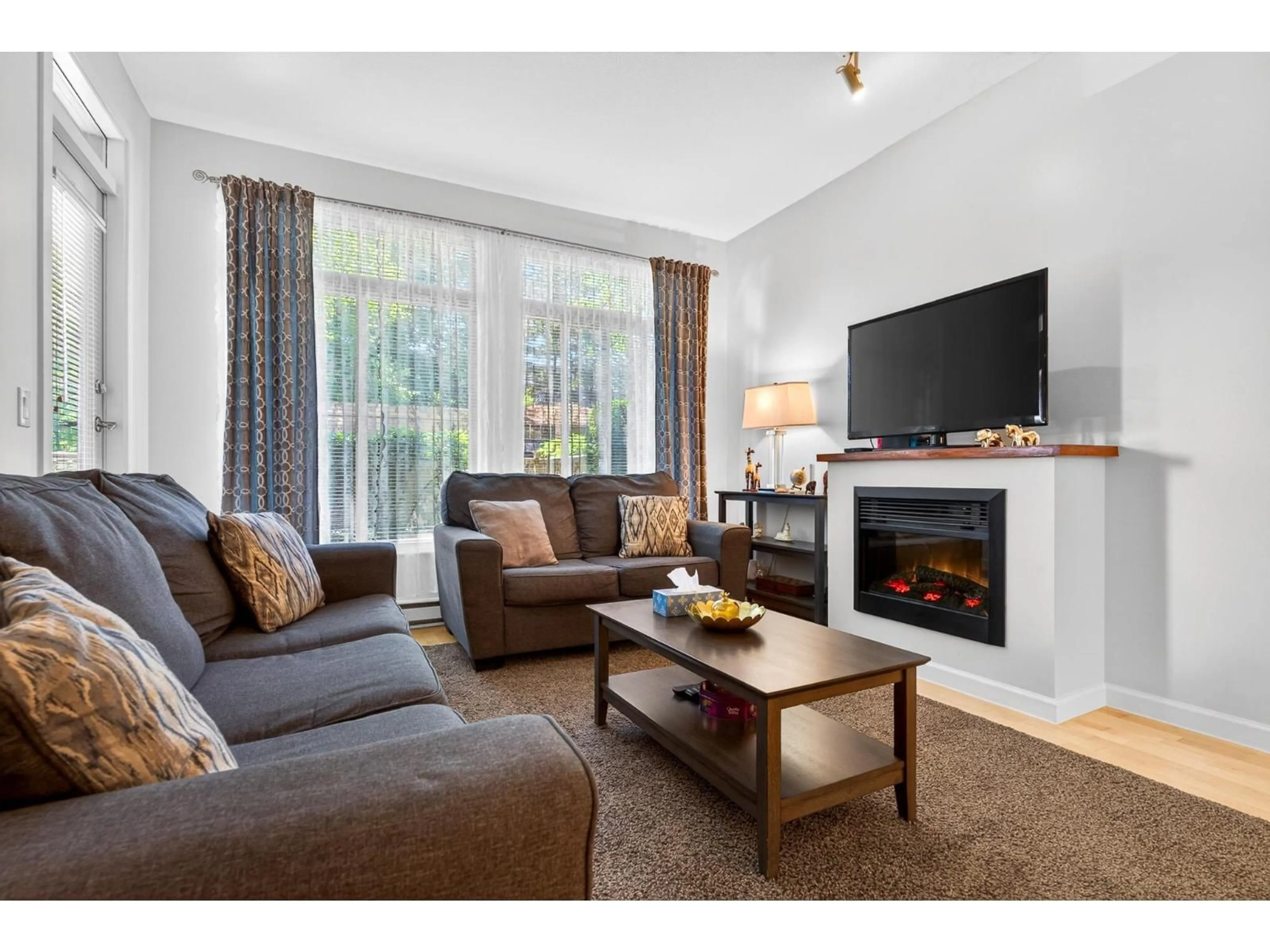 Living room with furniture, wood/laminate floor for 121 - 15385 101A AVENUE, Surrey British Columbia V3R0B4