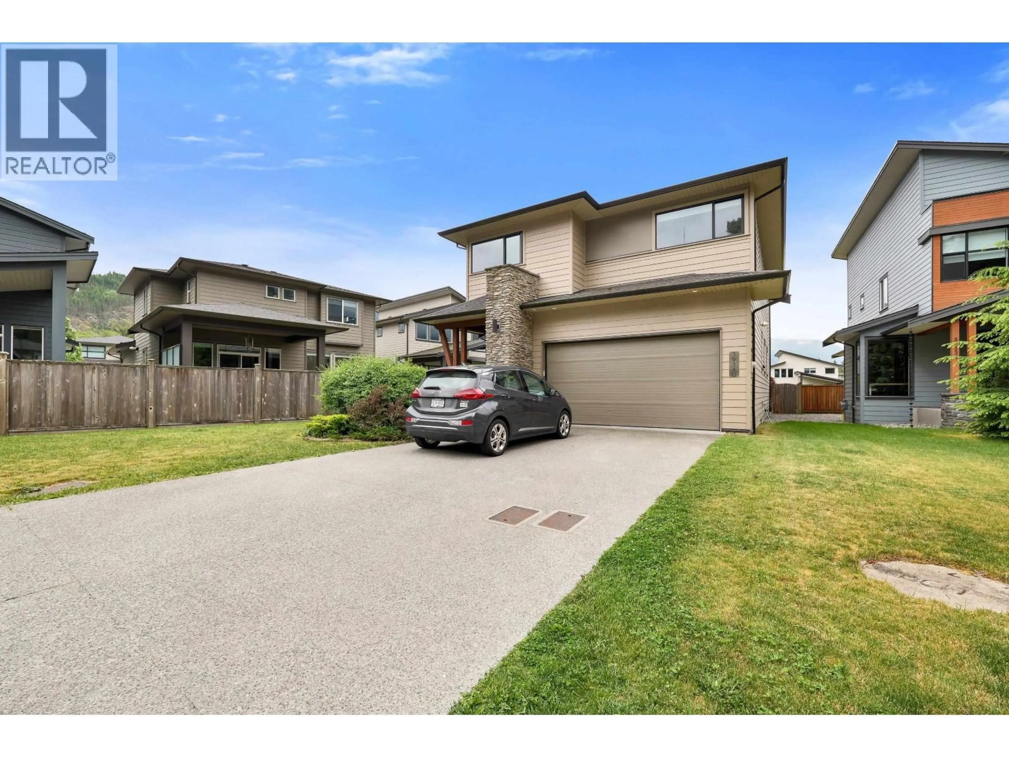 A pic from outside/outdoor area/front of a property/back of a property/a pic from drone, street for 39340 FALCON CRESCENT, Squamish British Columbia V8B0Y9