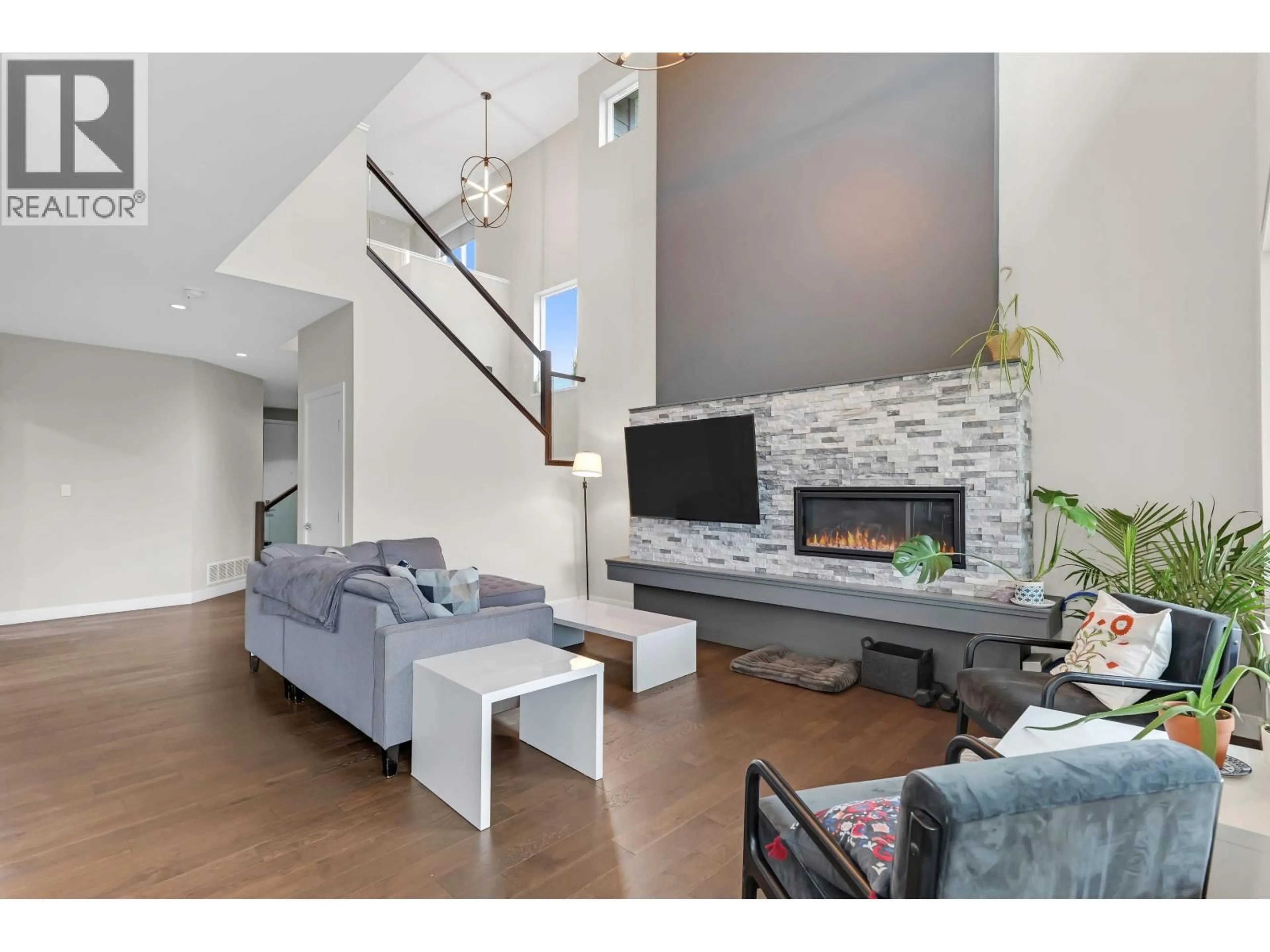 Living room with furniture, unknown for 39340 FALCON CRESCENT, Squamish British Columbia V8B0Y9