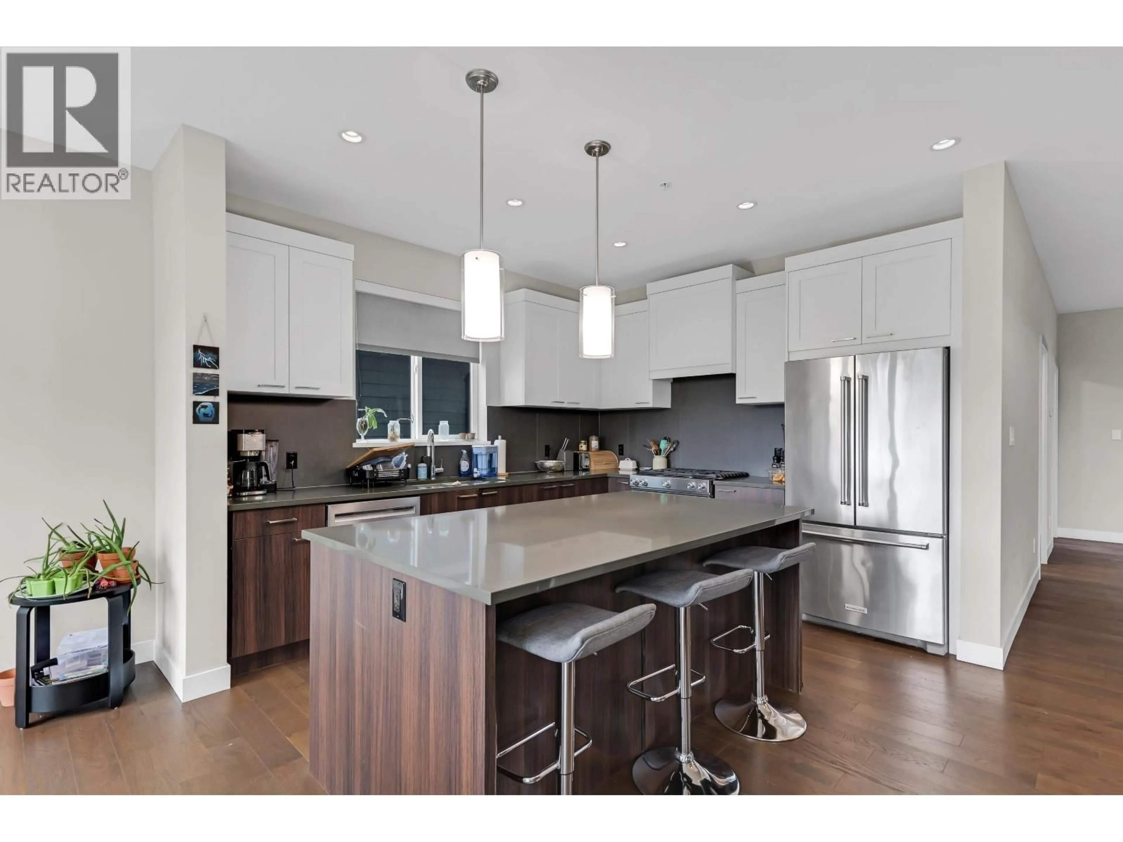 Contemporary kitchen, unknown for 39340 FALCON CRESCENT, Squamish British Columbia V8B0Y9