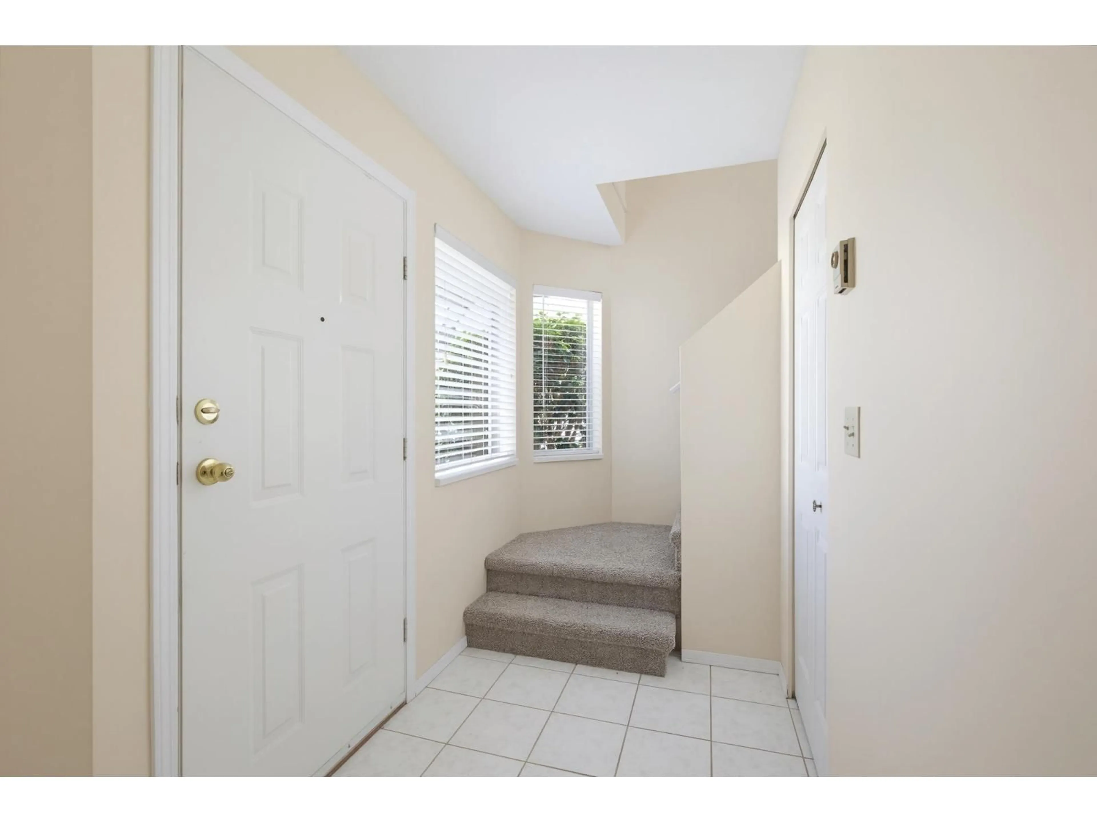 Indoor entryway for 12 - 2475 EMERSON STREET, Abbotsford British Columbia V2T4W5