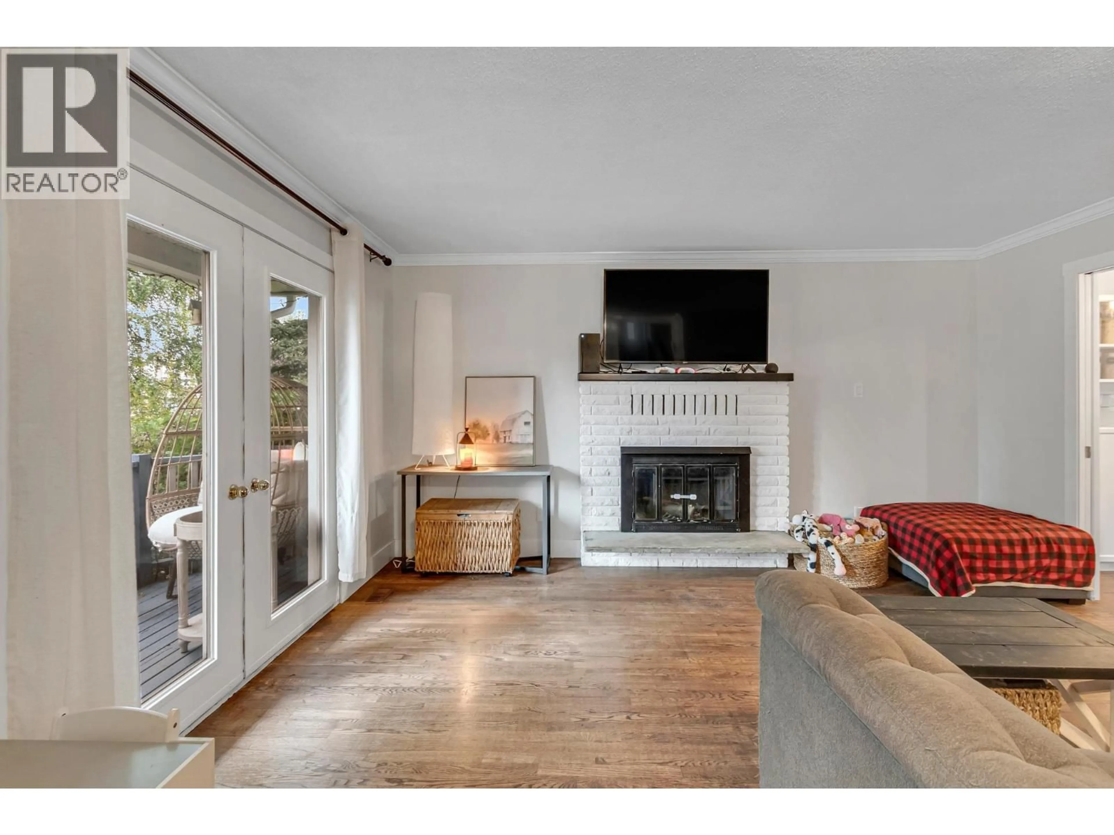 Living room with furniture, wood/laminate floor for 2680 RIDGEVIEW DRIVE, Prince George British Columbia V2K3Z7