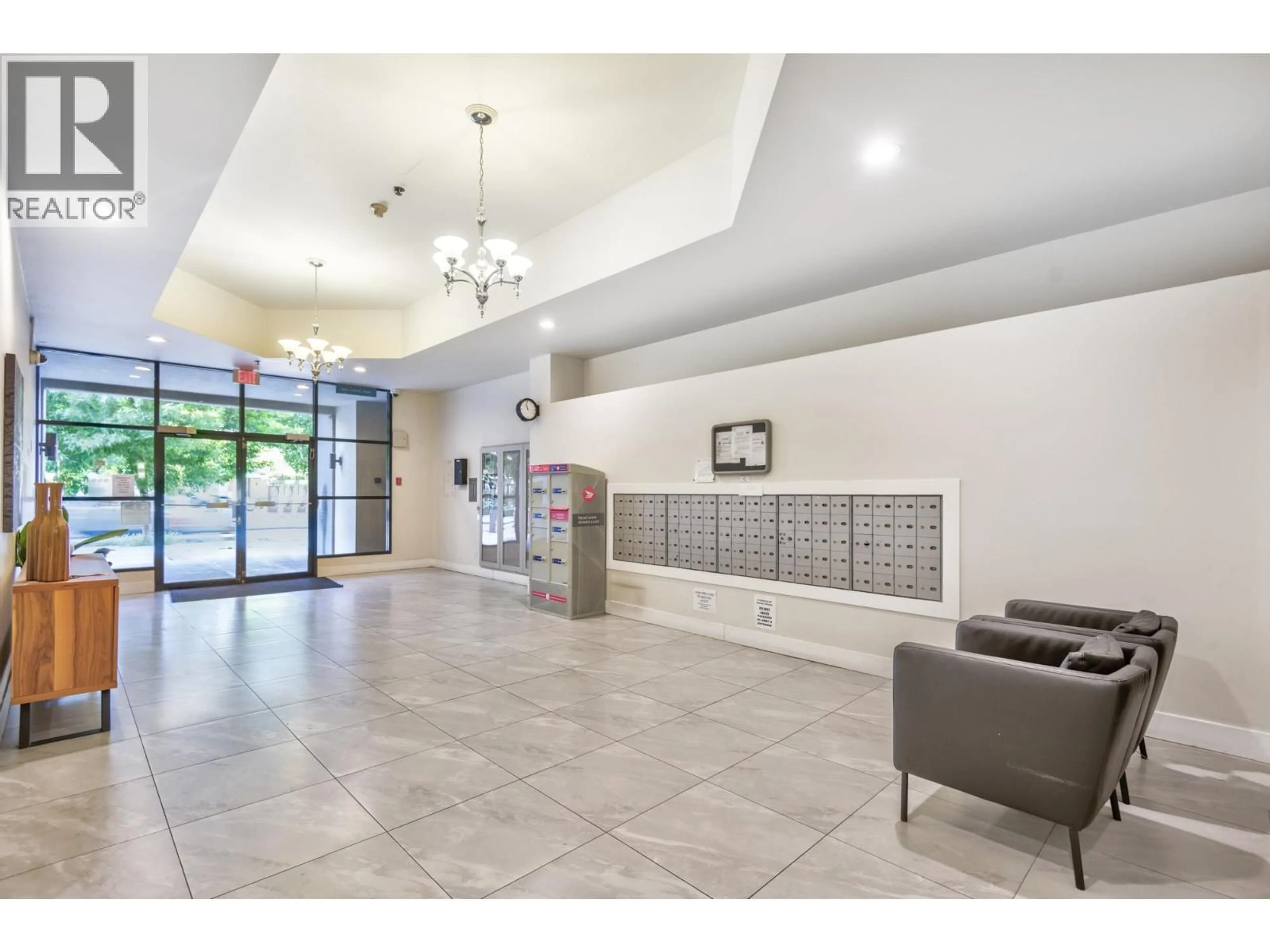 Indoor foyer for 1406 - 55 TENTH STREET, New Westminster British Columbia V3M6R5