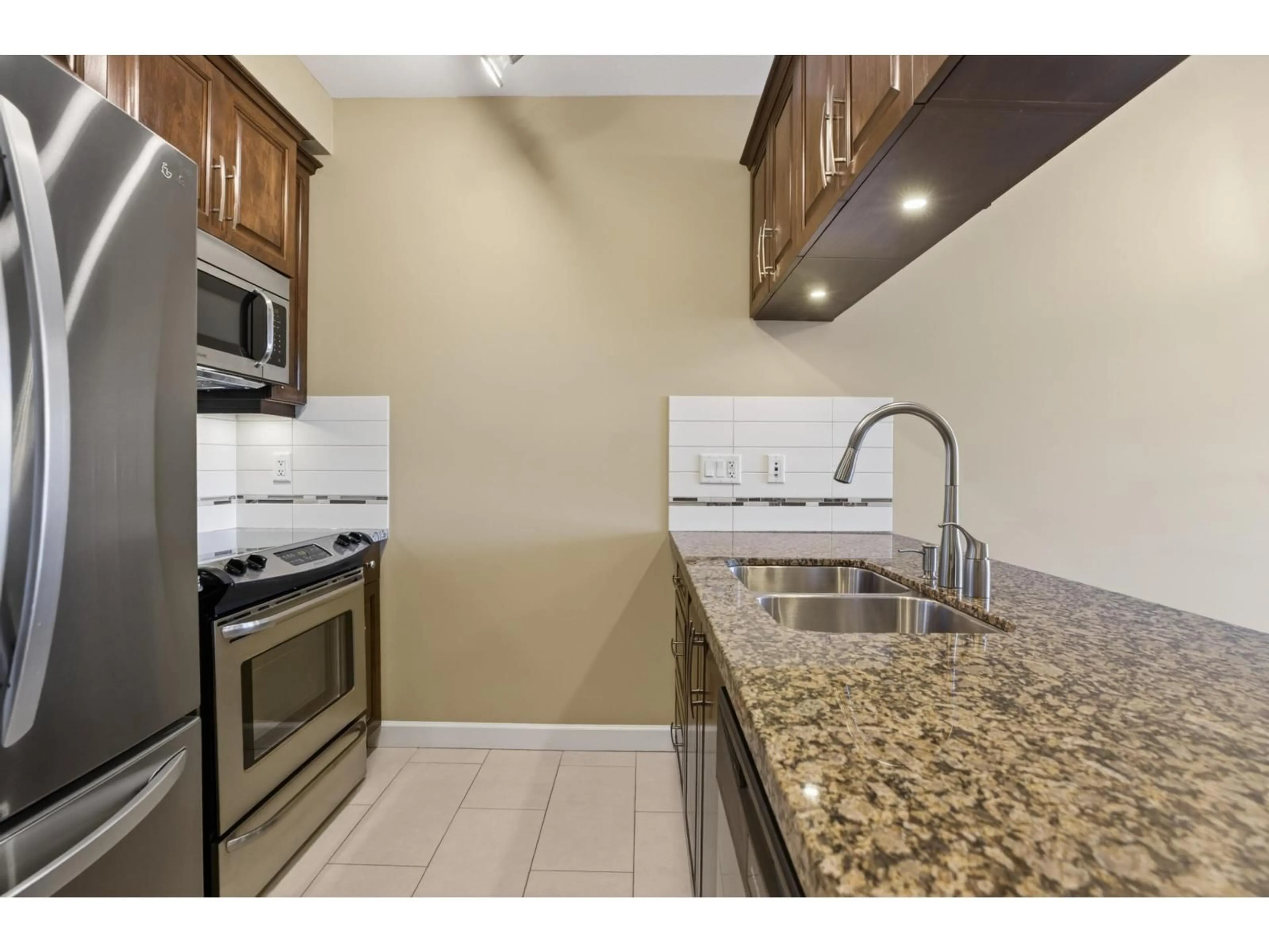 Standard kitchen, ceramic/tile floor for 581 - 8288 207A STREET, Langley British Columbia V2Y0L2