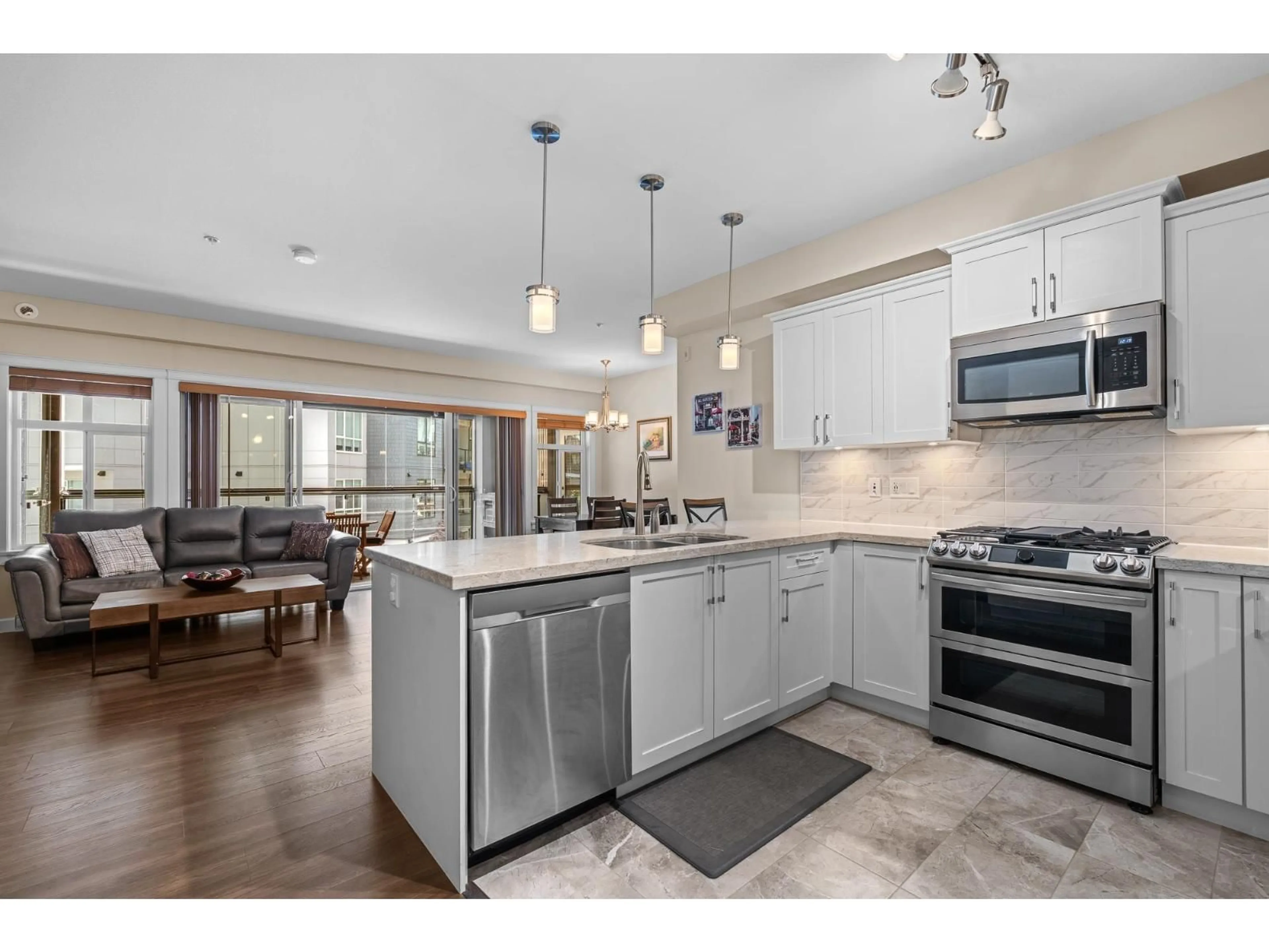Open concept kitchen, ceramic/tile floor for 304 - 3535 146A STREET, Surrey British Columbia V4P0H2