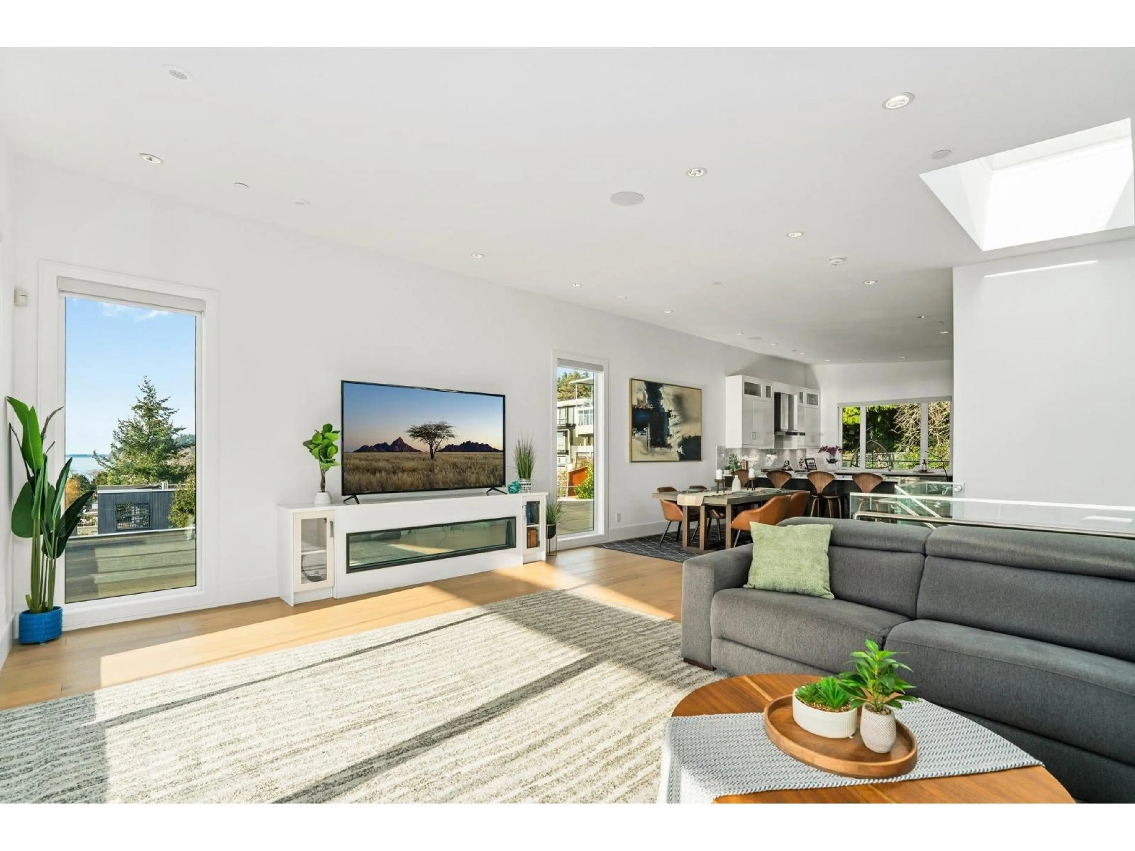 Living room with furniture, unknown for 14857 BUENA VISTA AVENUE, White Rock British Columbia V4B1X3