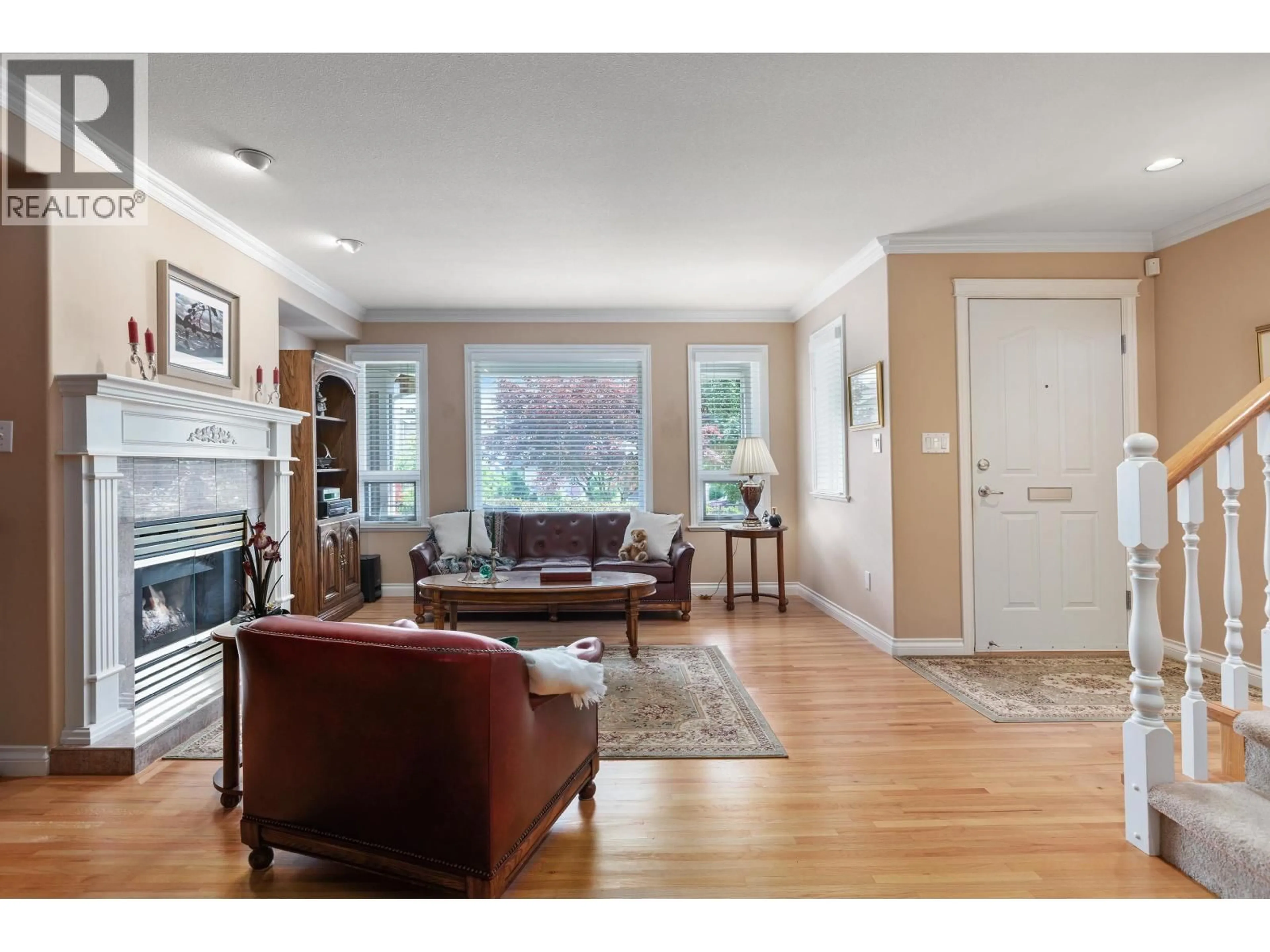 Living room with furniture, wood/laminate floor for 326 12TH STREET, North Vancouver British Columbia V7L2J9