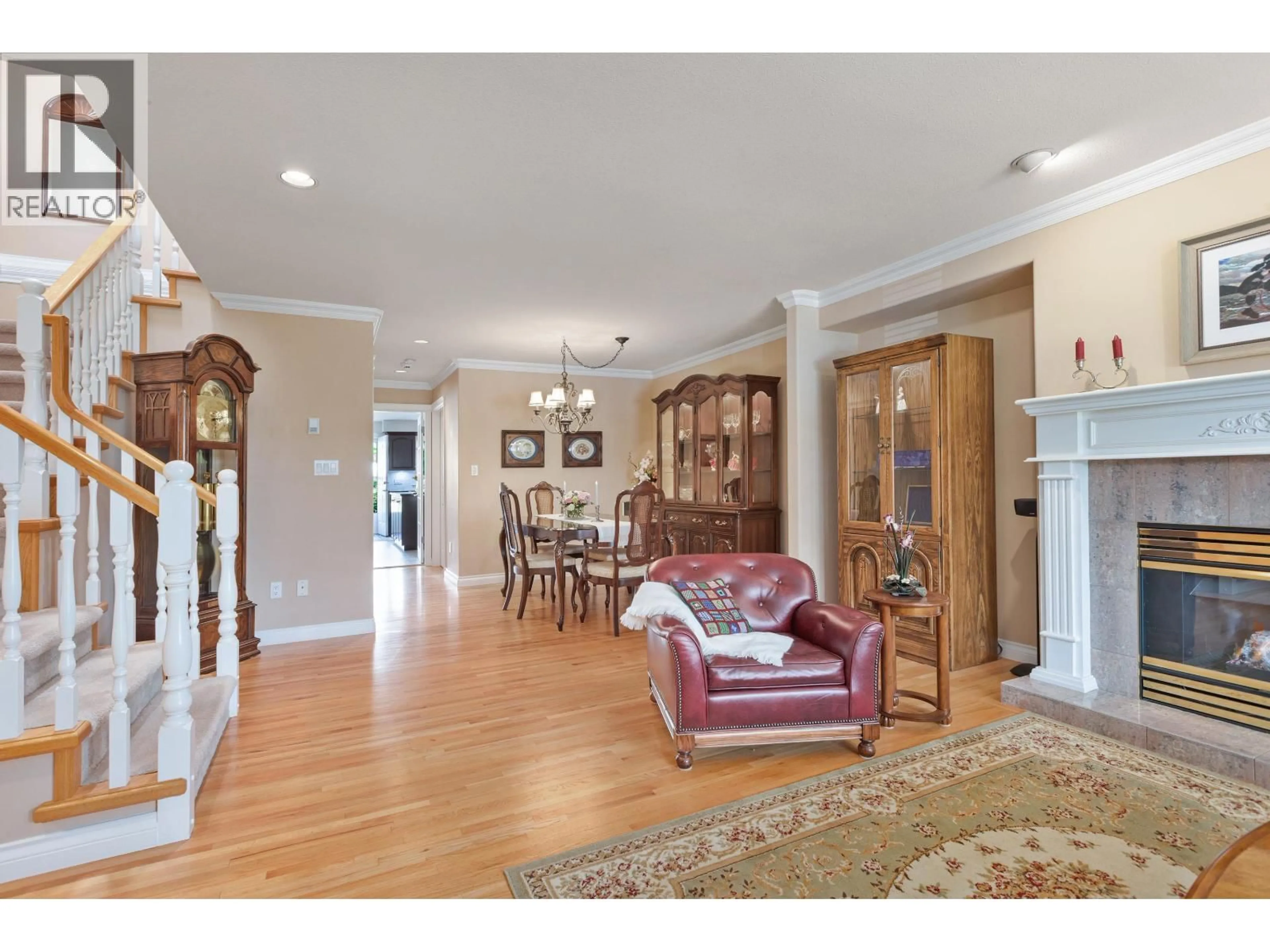 Indoor foyer for 326 12TH STREET, North Vancouver British Columbia V7L2J9