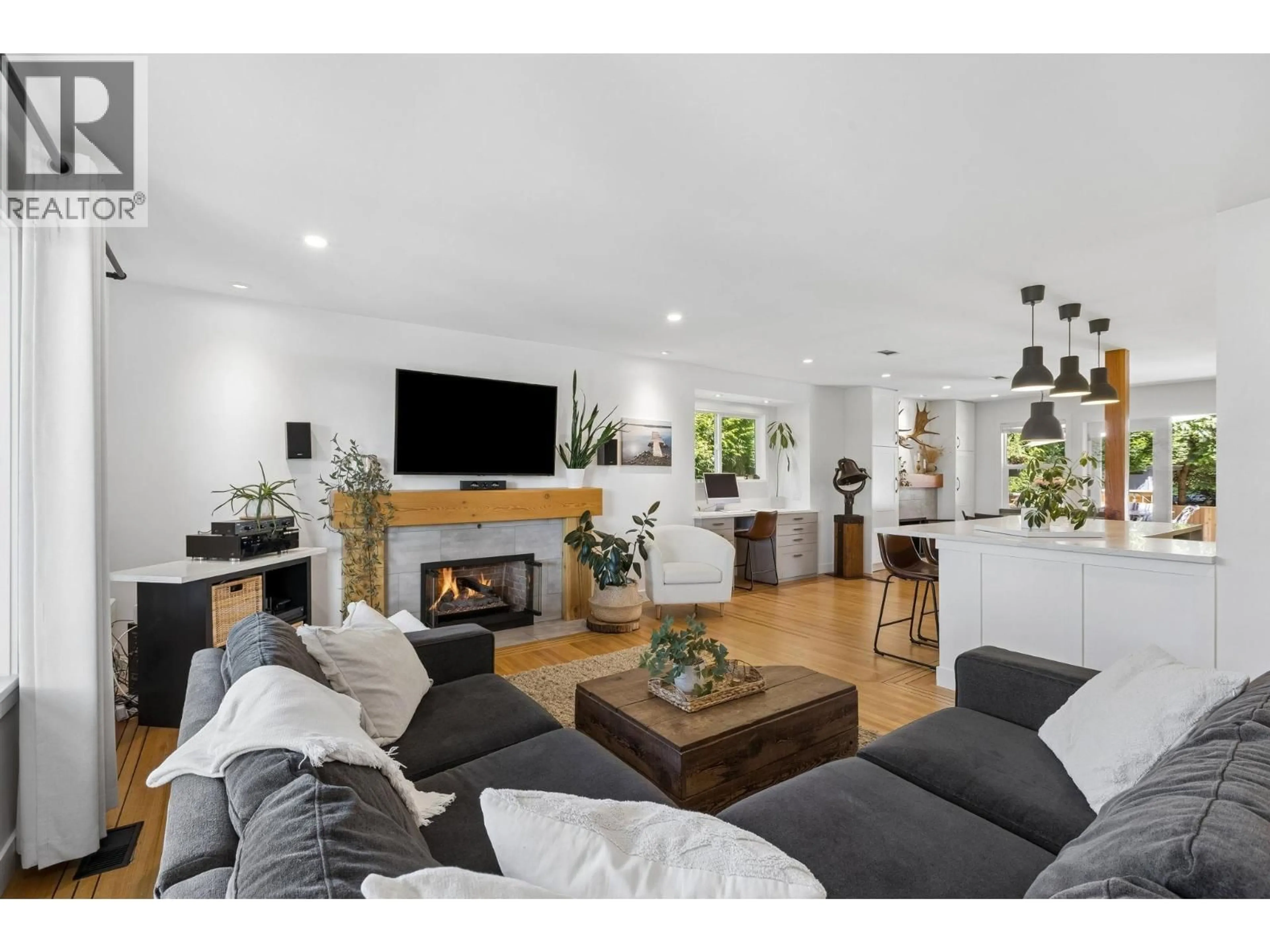 Living room with furniture, wood/laminate floor for 1214 EASTVIEW ROAD, North Vancouver British Columbia V7J1L6