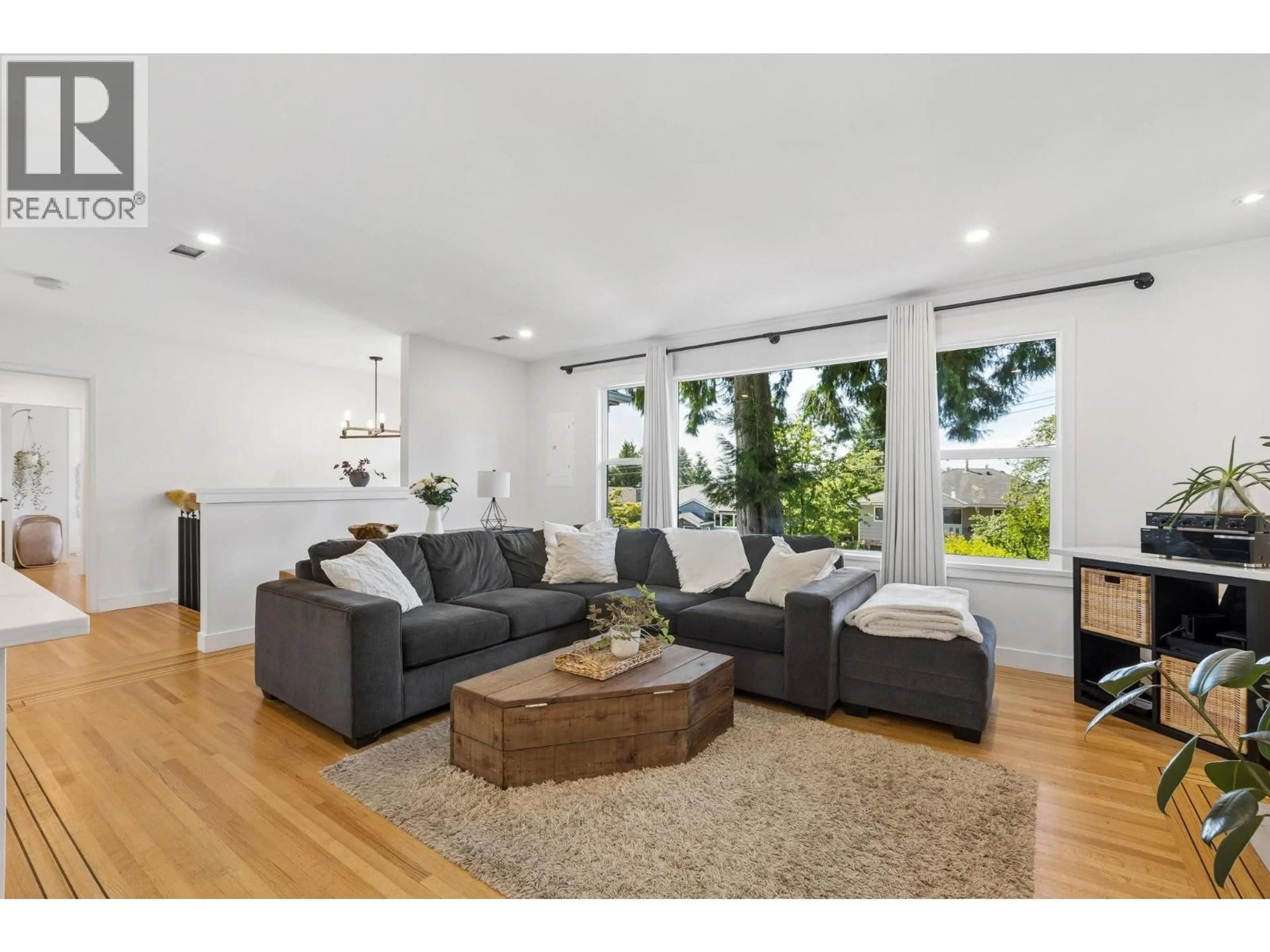 Living room with furniture, wood/laminate floor for 1214 EASTVIEW ROAD, North Vancouver British Columbia V7J1L6