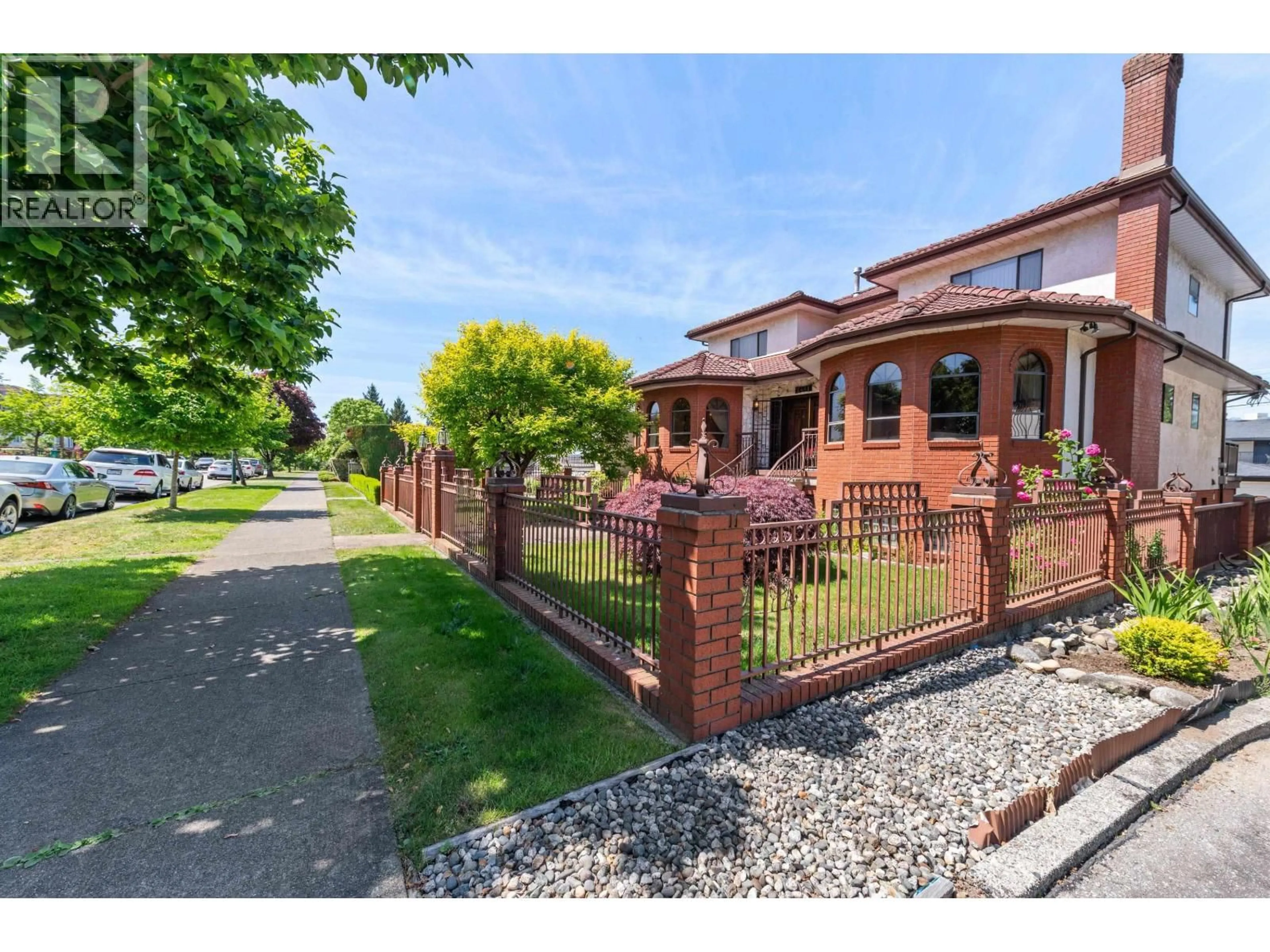 Unknown for 2411 39TH AVENUE, Vancouver British Columbia V5R2V4