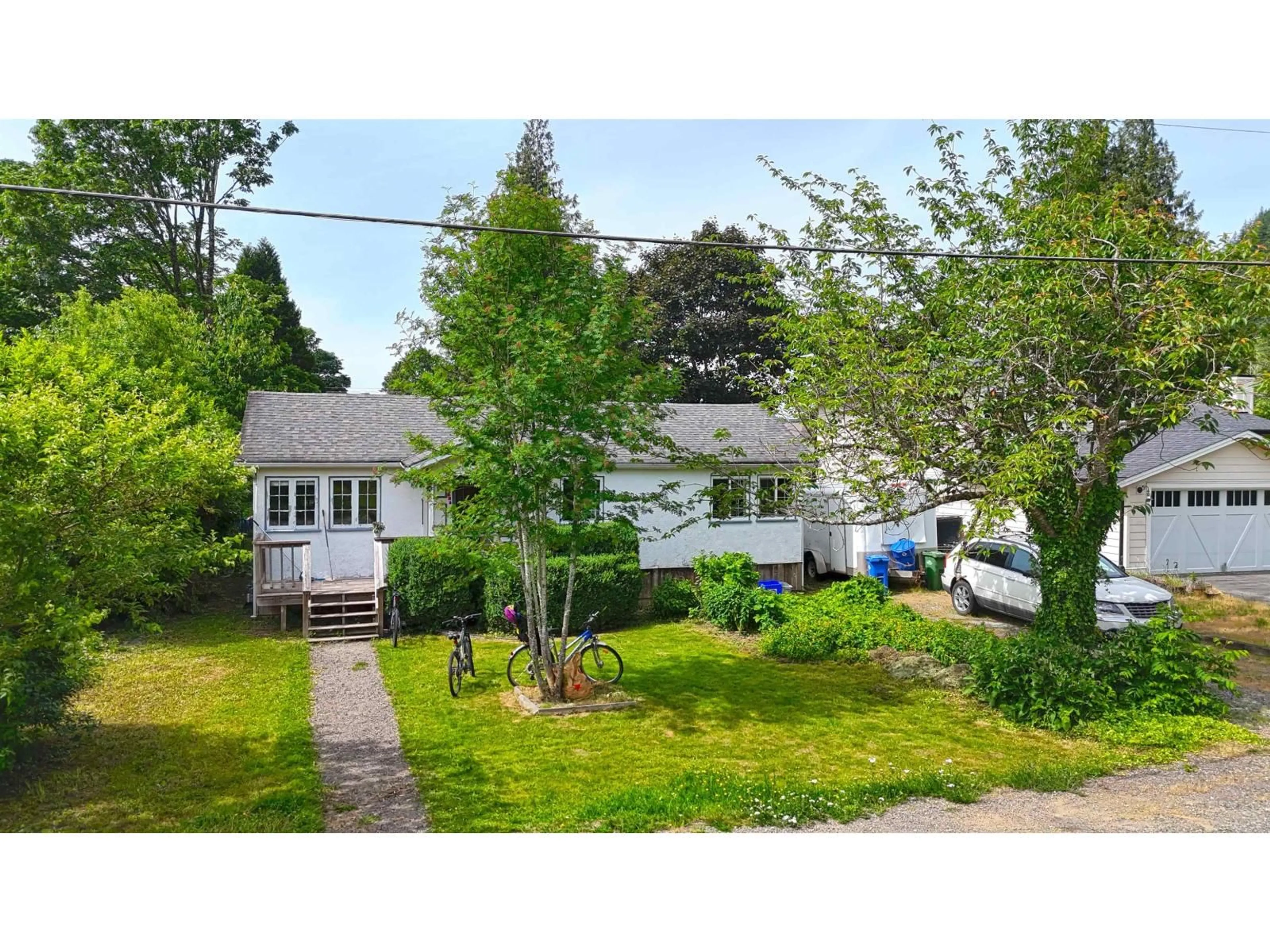 A pic from outside/outdoor area/front of a property/back of a property/a pic from drone, street for 571 ECHO AVENUE, Harrison Hot Springs British Columbia V0M1K0