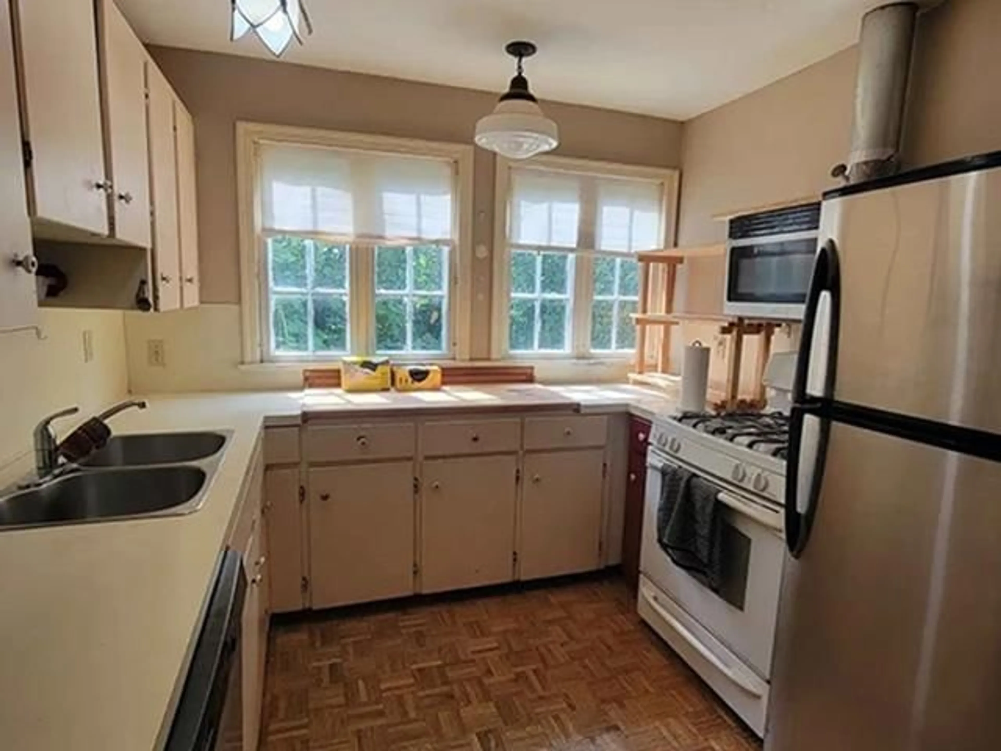 Standard kitchen, unknown for 571 ECHO AVENUE, Harrison Hot Springs British Columbia V0M1K0