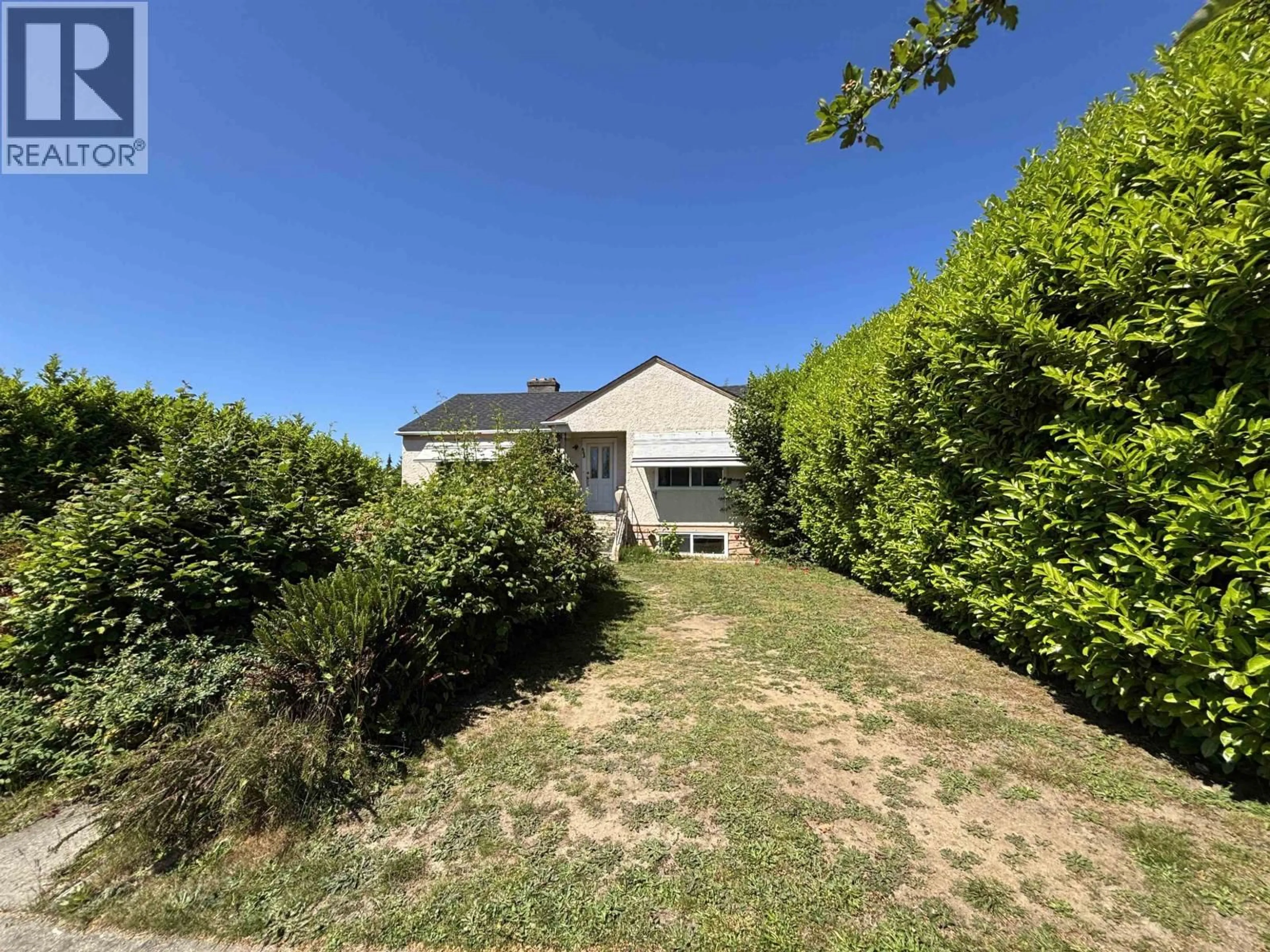 A pic from outside/outdoor area/front of a property/back of a property/a pic from drone, street for 665 29TH AVENUE, Vancouver British Columbia V5Z2J1