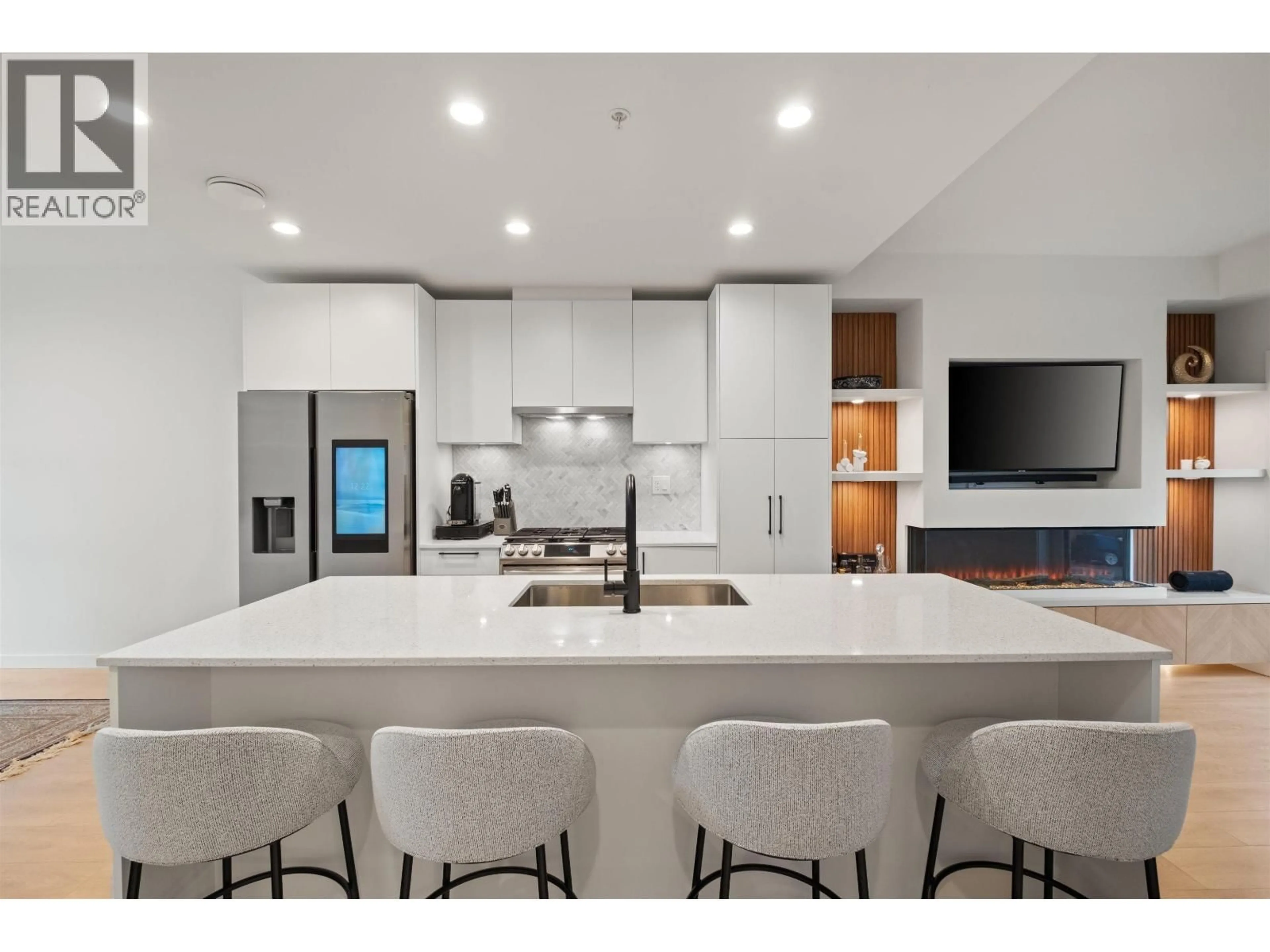 Open concept kitchen, ceramic/tile floor for 137 - 535 2ND STREET, North Vancouver British Columbia V7L1E1