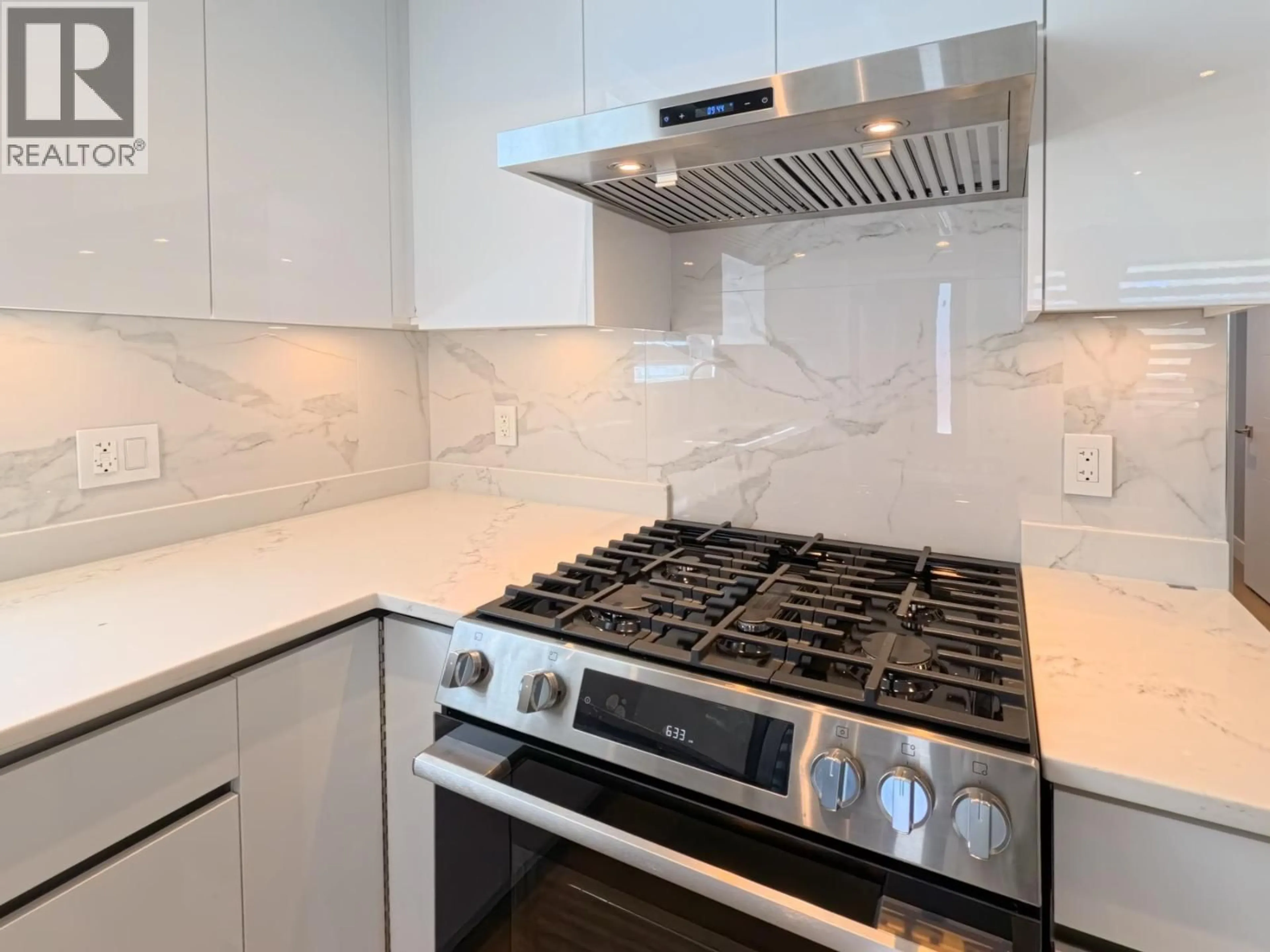 Standard kitchen, ceramic/tile floor for 1 - 2557 KING EDWARD AVENUE, Vancouver British Columbia V6L1T5