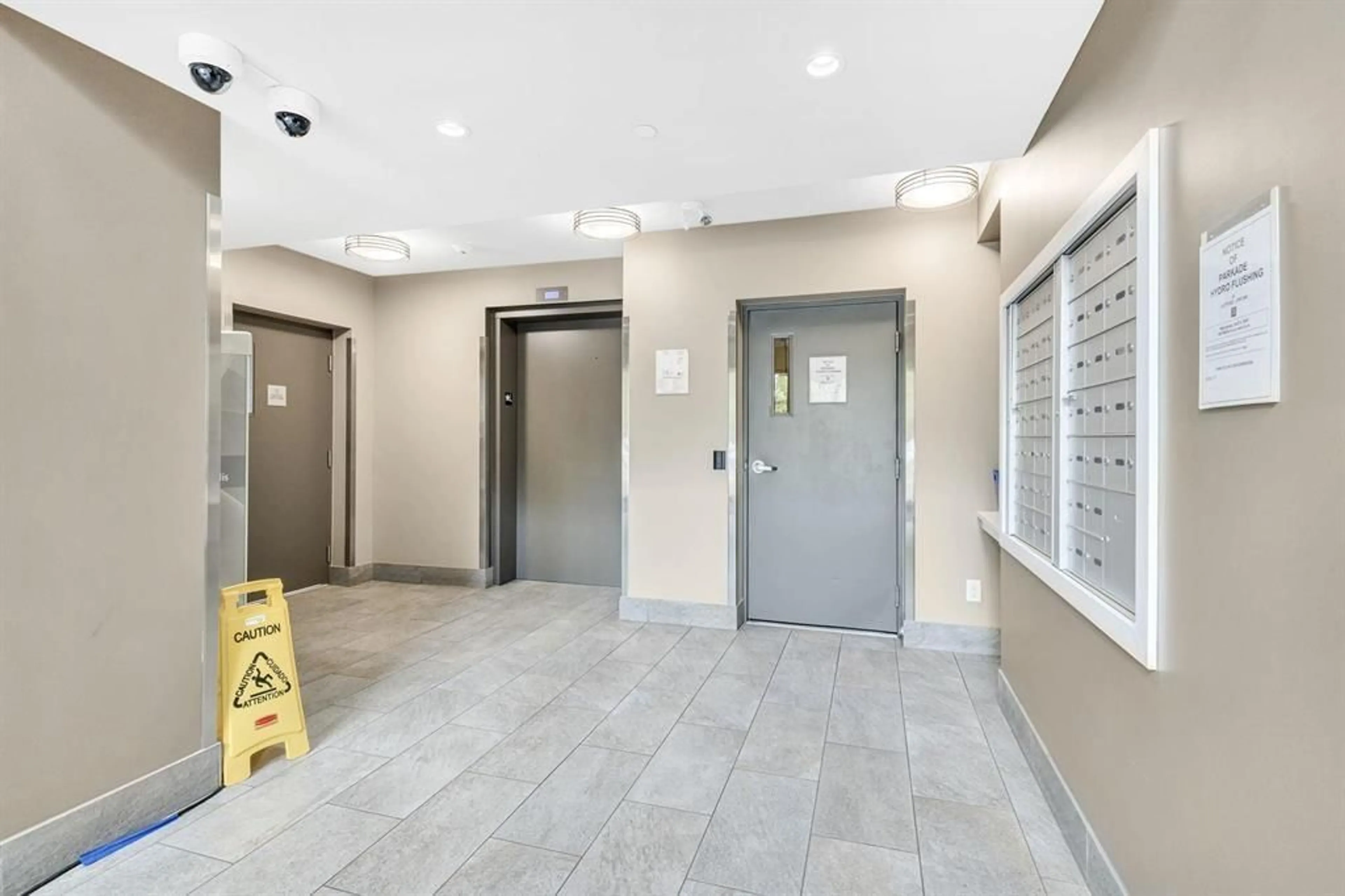 Indoor foyer for 413 - 14358 60 AVENUE, Surrey British Columbia V3X0G3