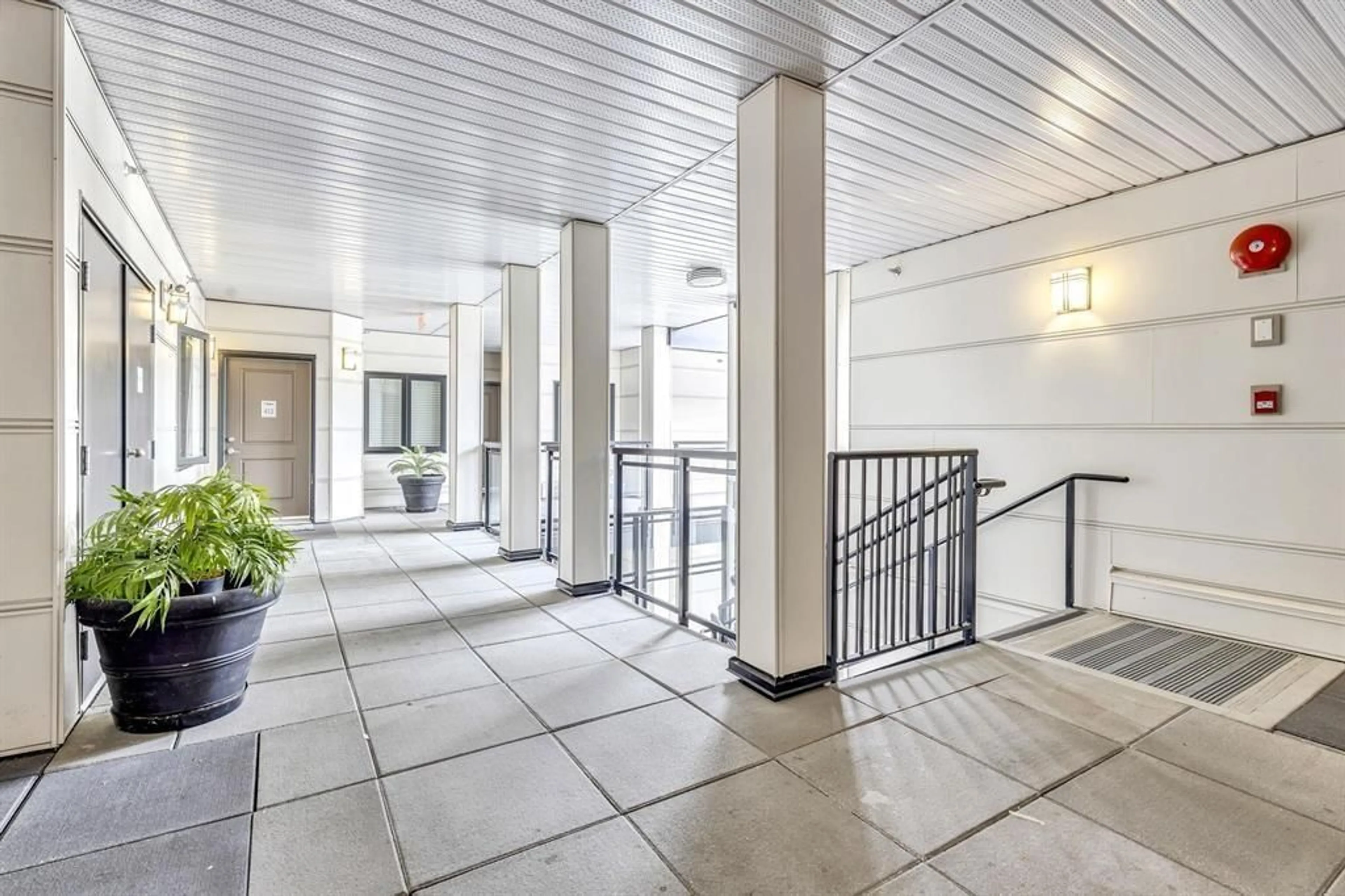 Indoor foyer for 413 - 14358 60 AVENUE, Surrey British Columbia V3X0G3