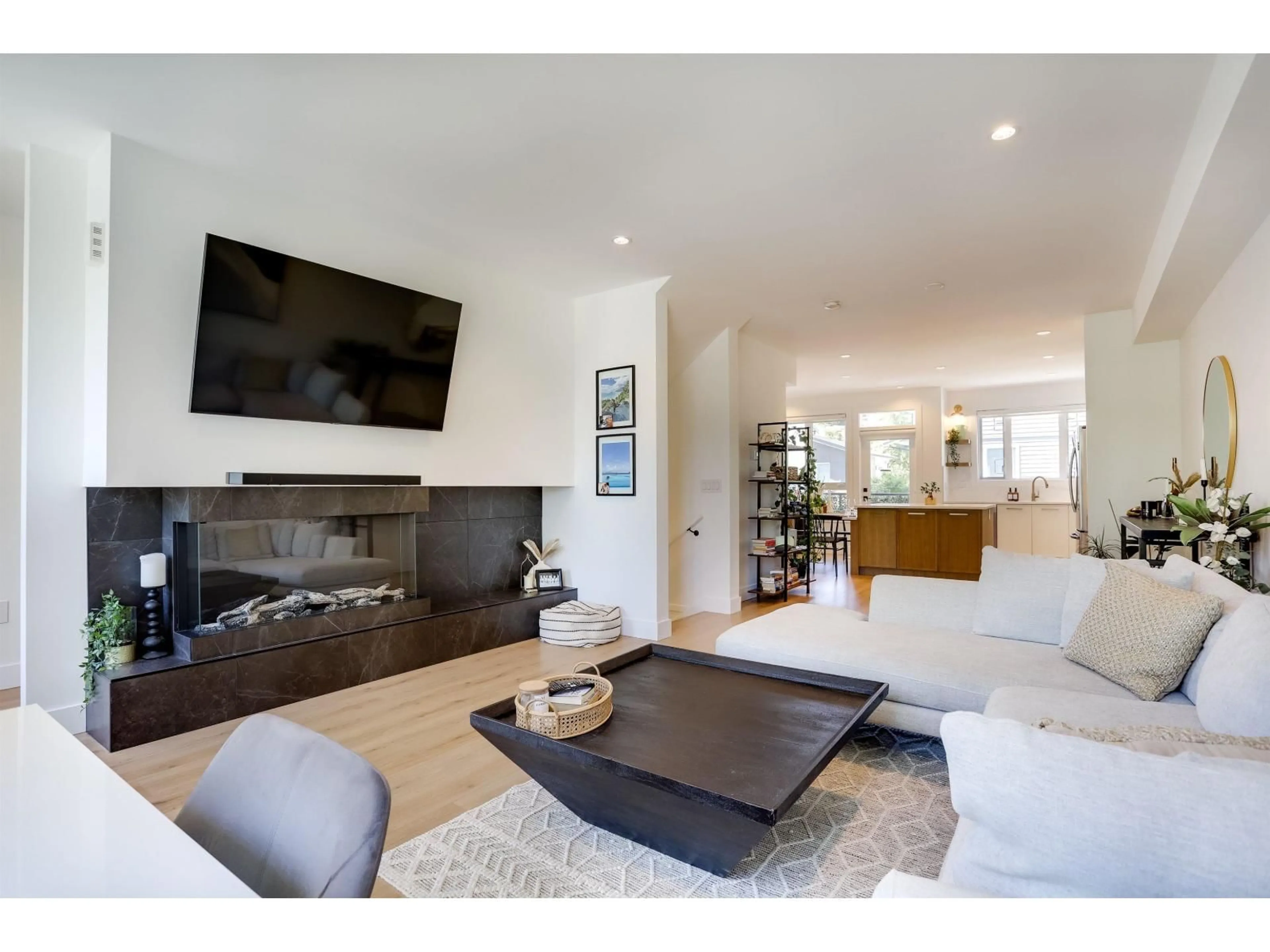 Living room with furniture, unknown for 26 - 15030 28 AVENUE, Surrey British Columbia V4P0H3
