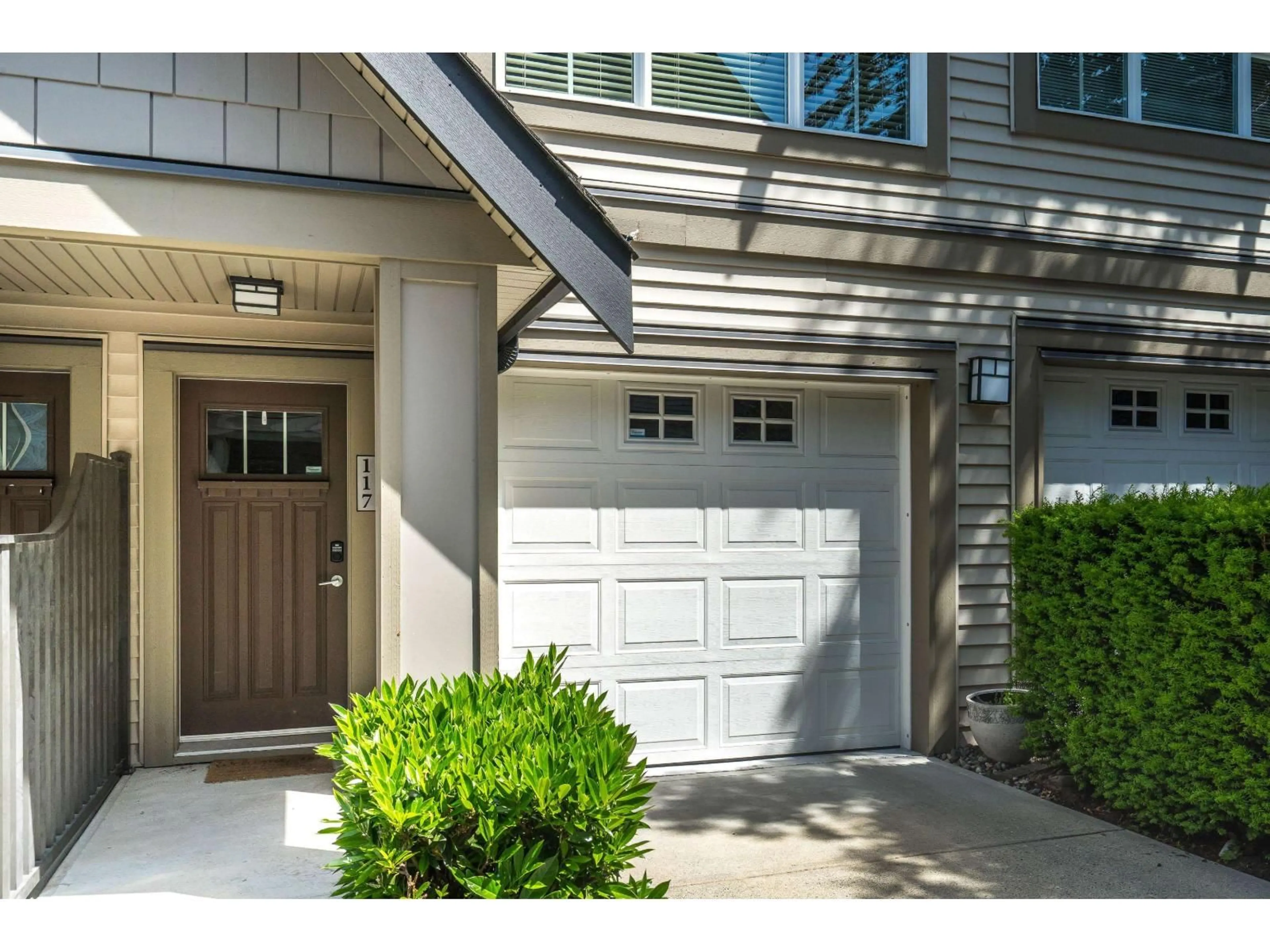 Indoor entryway for 117 - 2501 161A STREET, Surrey British Columbia V3Z7Y6